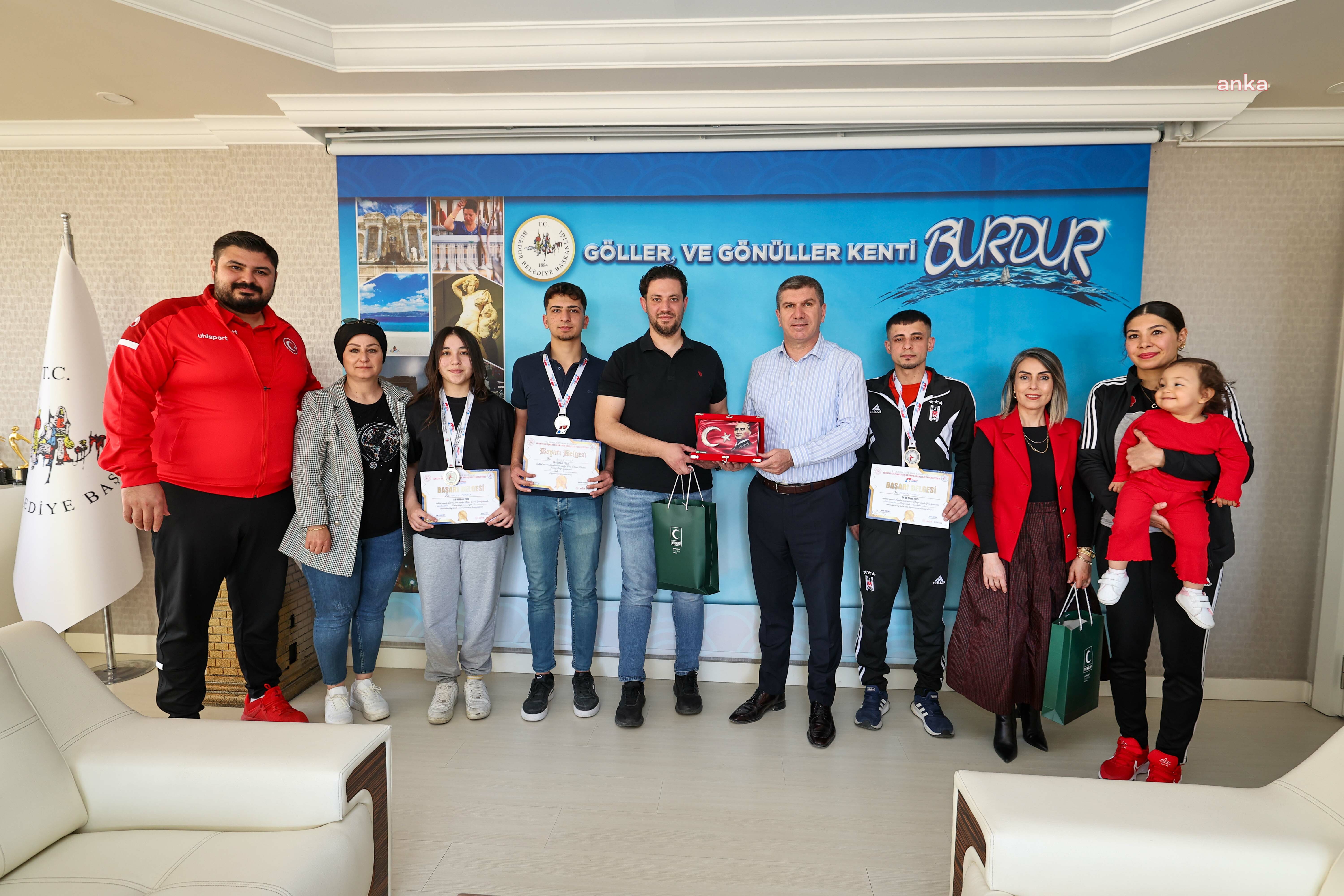 Sambo şampiyonları, Burdur Belediye Başkanı Ercengiz’i ziyaret etti