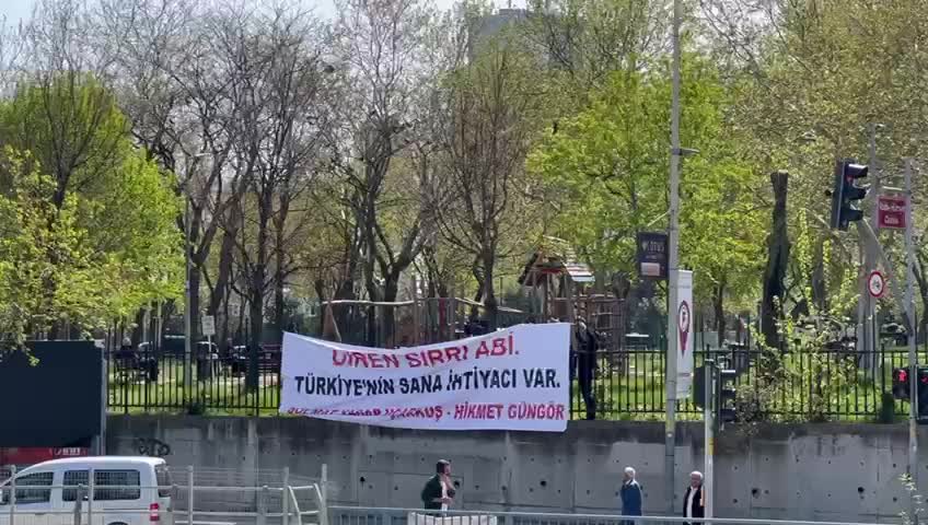 Önder'in tedavi gördüğü hastanenin karşısına "Diren Sırrı Abi" pankartı asıldı