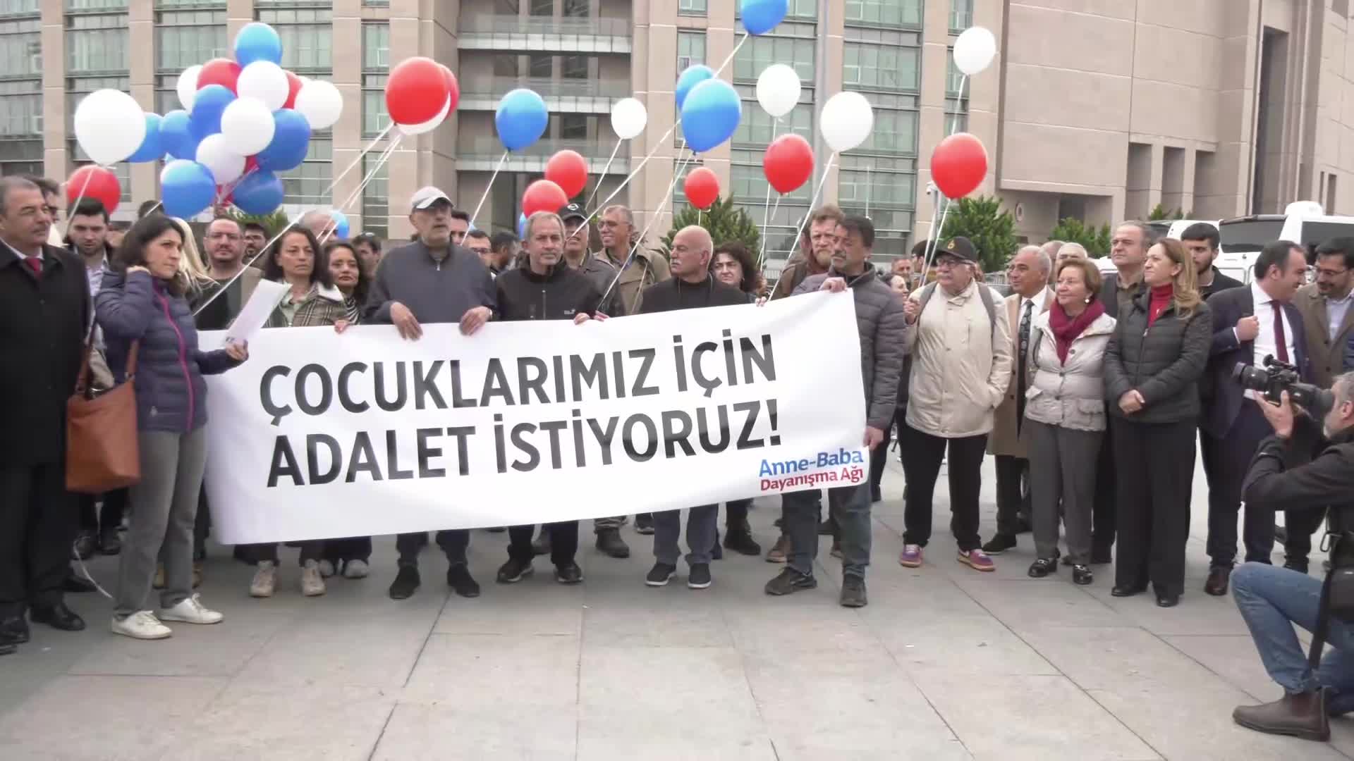 İstanbul Adliyesi önünde Anne-Baba Dayanışma Ağı üyeleri, çocuklarının özgürlükleri için balon uçurdu