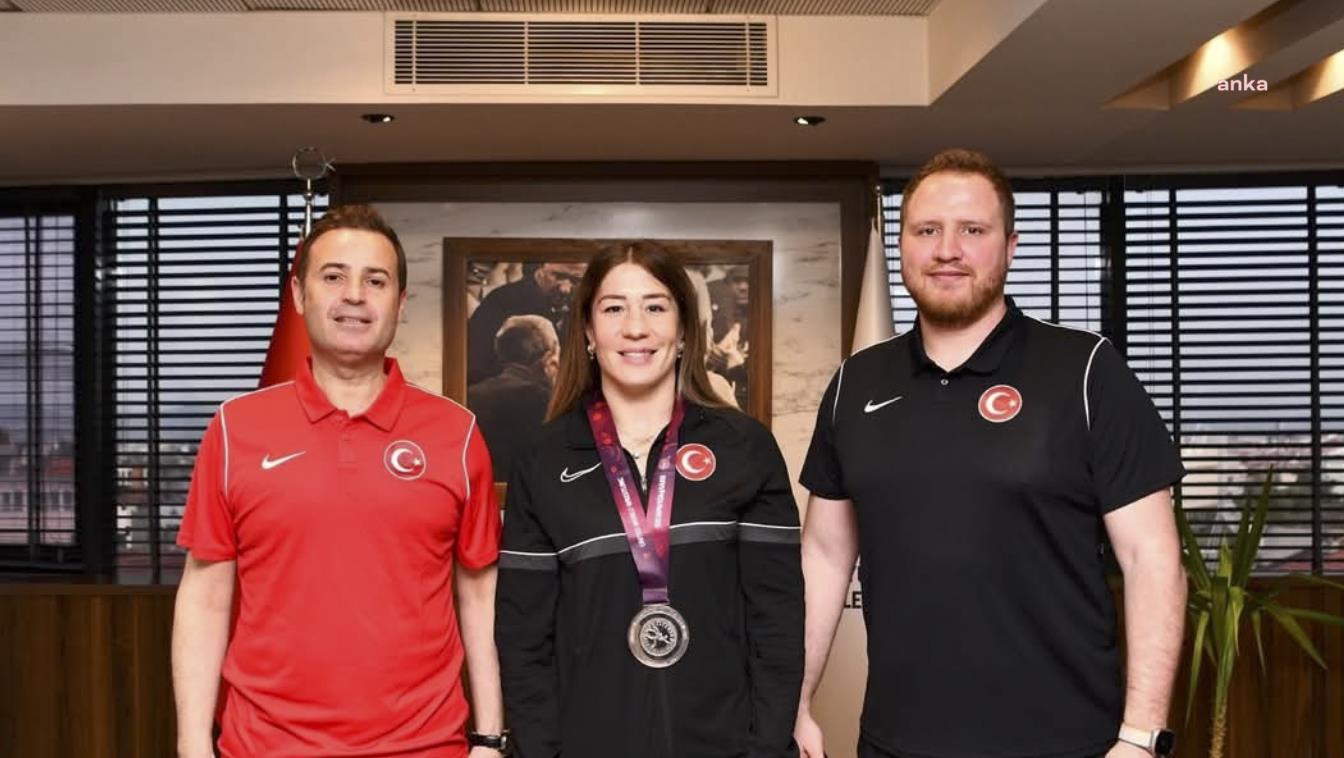 Balıkesir Büyükşehir Belediye Başkanı Akın, milli sporcu Yasemin Adar Yiğit’i makamında ağırladı