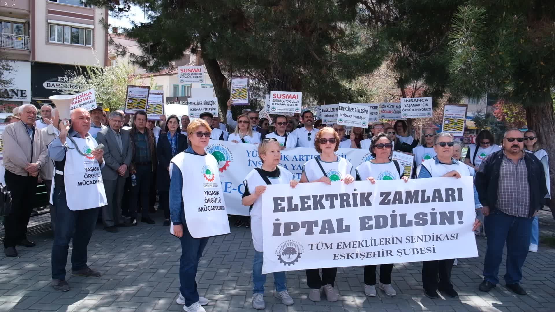 Eskişehir’de emekliler, elektrik faturalarını yakarak zamma tepki gösterdi