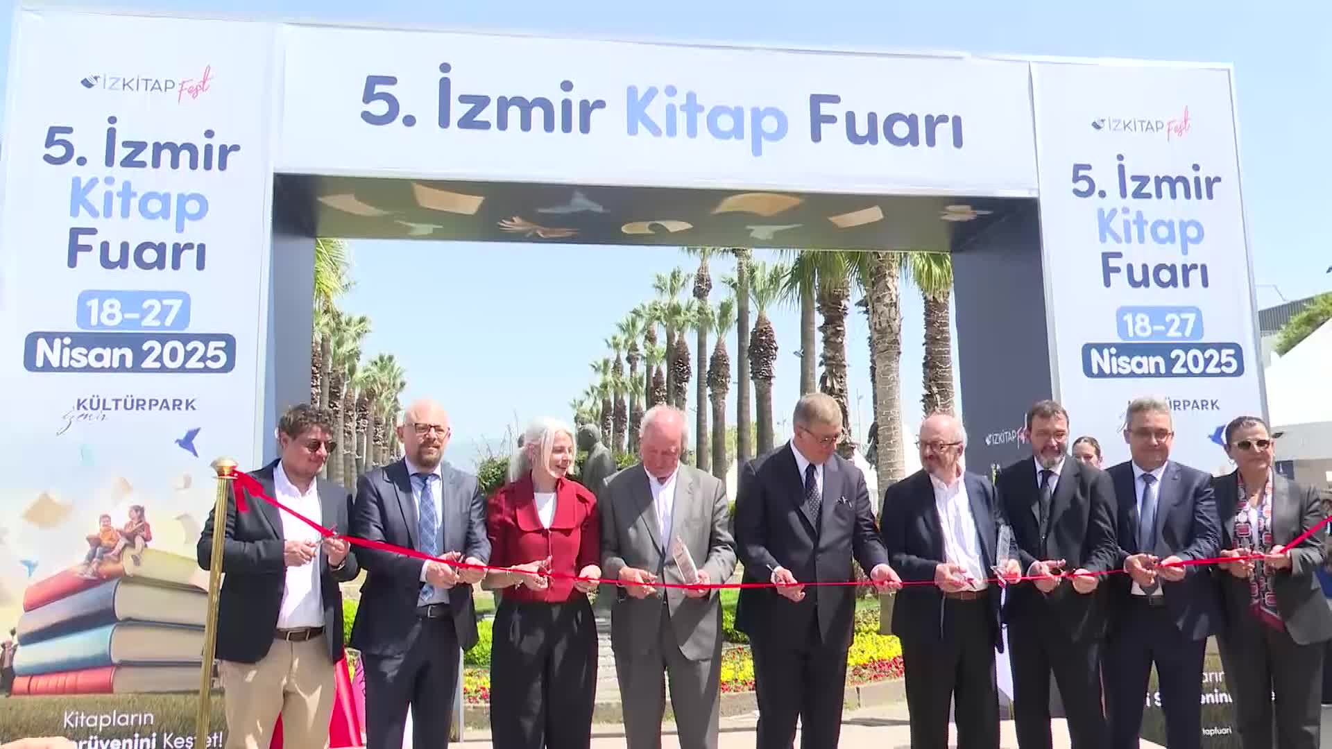 5. İzmir Kitap Fuarı, Kültürpark’ta kapılarını açtı… Cemil Tugay: “Bu ülkeyi karanlıktan ellerinde meşale gibi kitap taşıyan gençler çıkaracak”