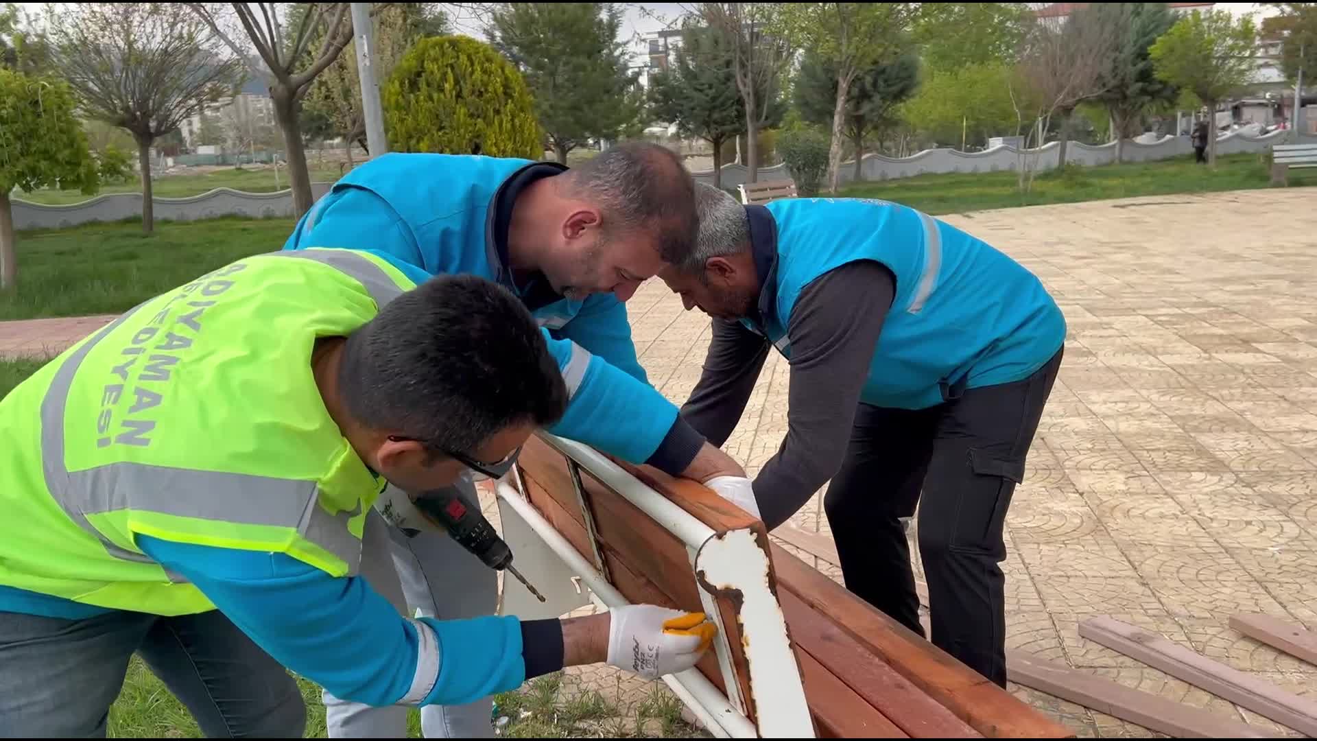 Adıyaman Belediyesi, park ve yeşil alanlarda bakım ve ilaçlama çalışmalarını sürdürüyor
