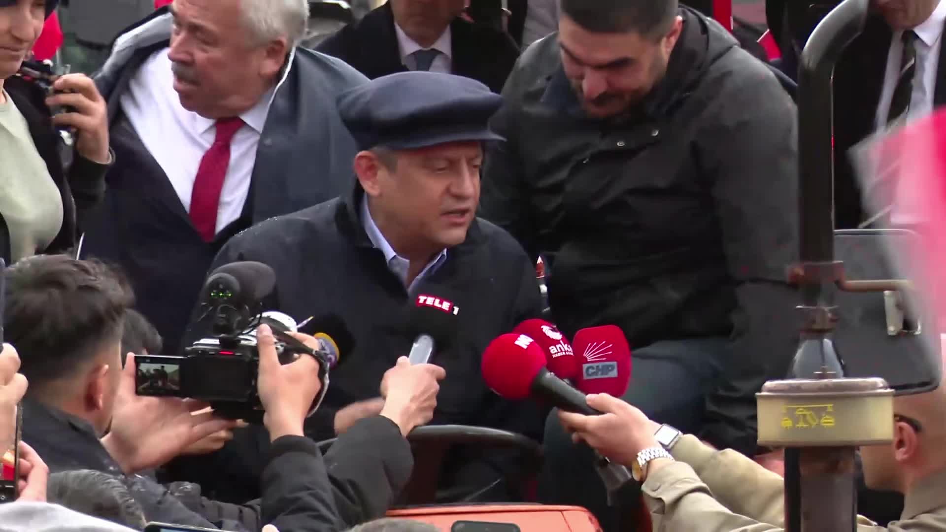 CHP'nin "Millet İradesine Sahip Çıkıyor" Mitingi... Çiftçiler Özgür Özel'i Yozgat'ın girişinde traktörleriyle karşıladı