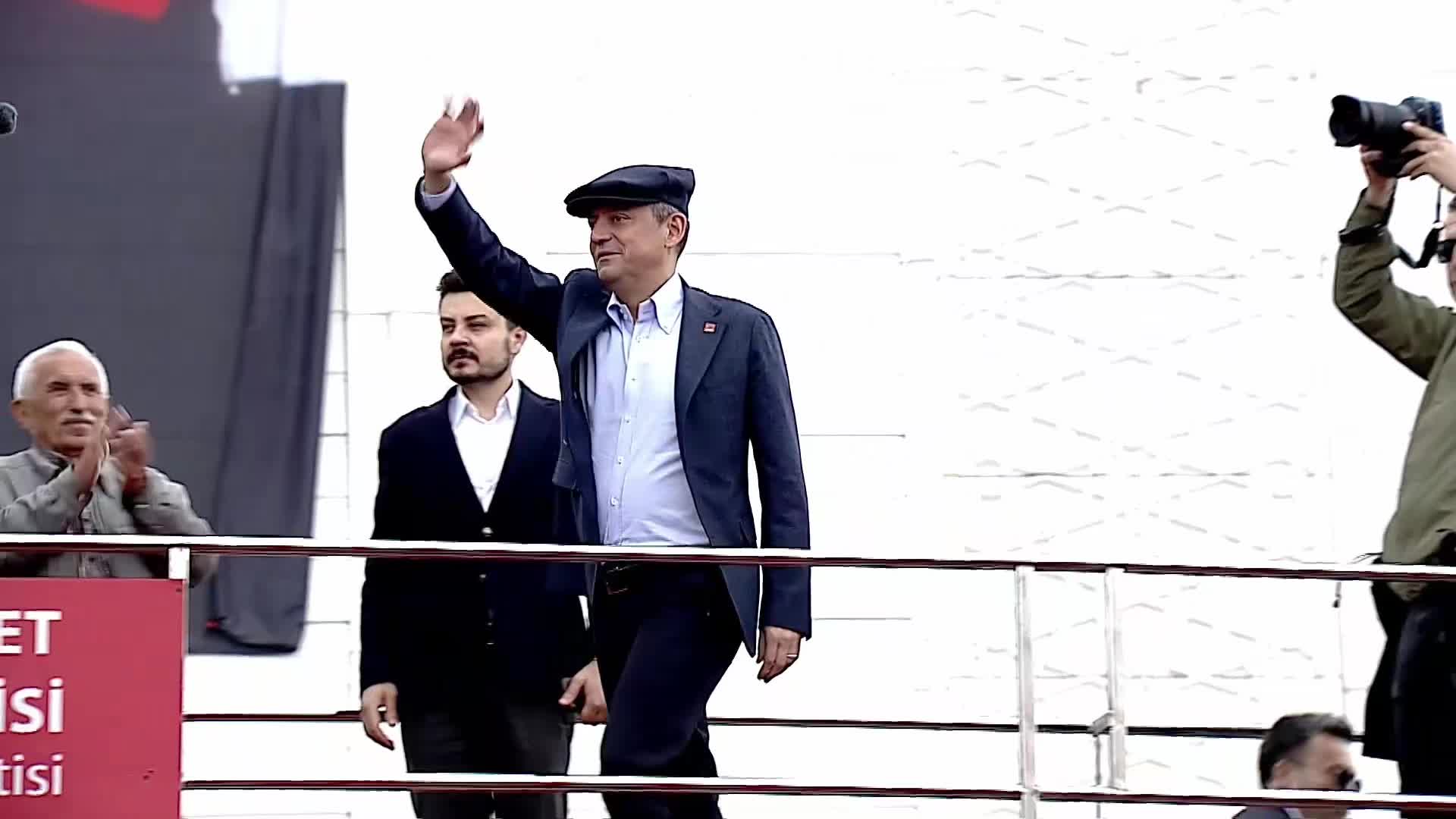 CHP'nin “Millet İradesine Sahip Çıkıyor” mitingi...  Özgür Özel: "Demokrasilerde efendi Saray’da oturan değil, onu Saray'a çıkaran Yozgatlıların kendisiymiş"