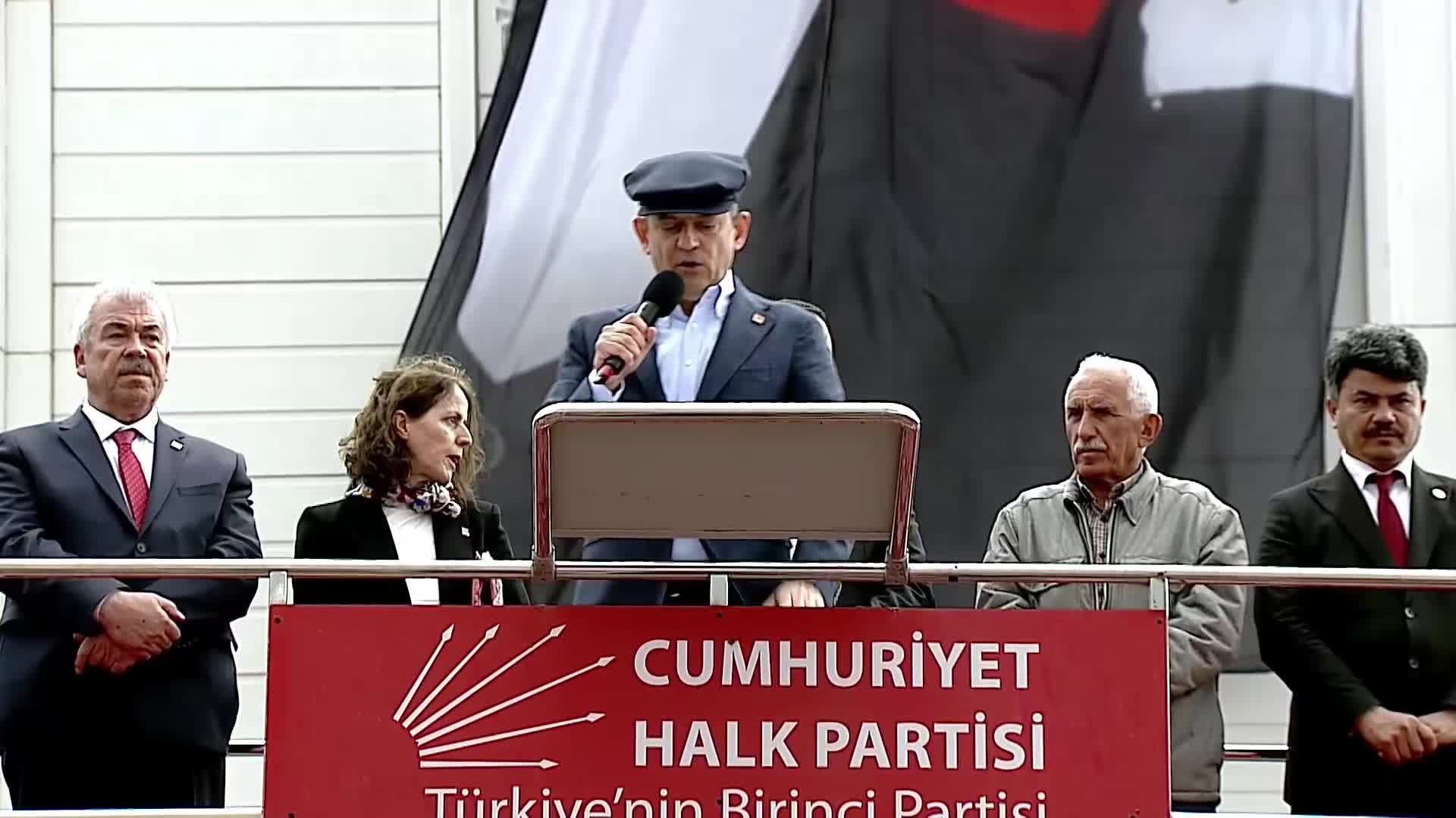 CHP'nin “Millet İradesine Sahip Çıkıyor” mitingi...  Özgür Özel: "Bugün Erdoğan'ın görevlendirdiği hakem AK Parti'nin formasını giymiştir, rakibine haksız kırmızı kart göstermiştir"
