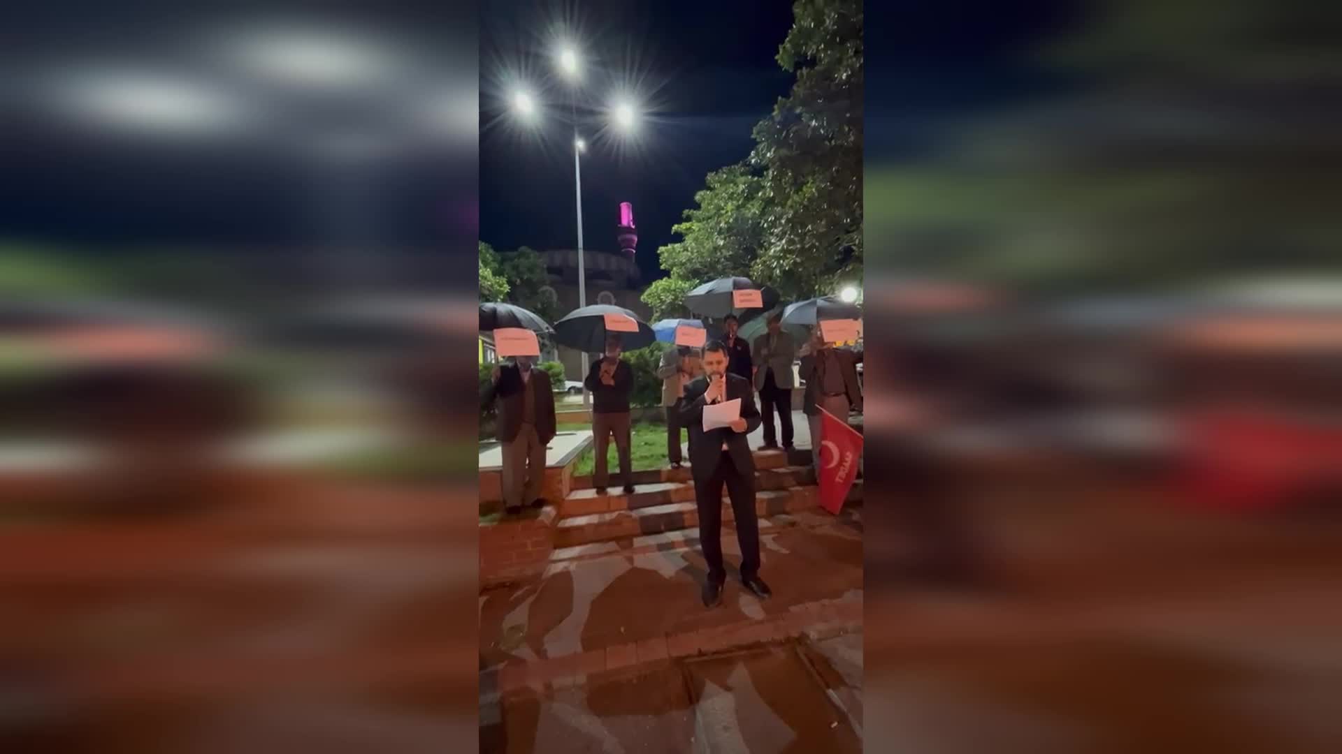 Aydın'da Saadet Partisi'nden faiz artışı ve zamlara karşı şemsiyeli protesto...