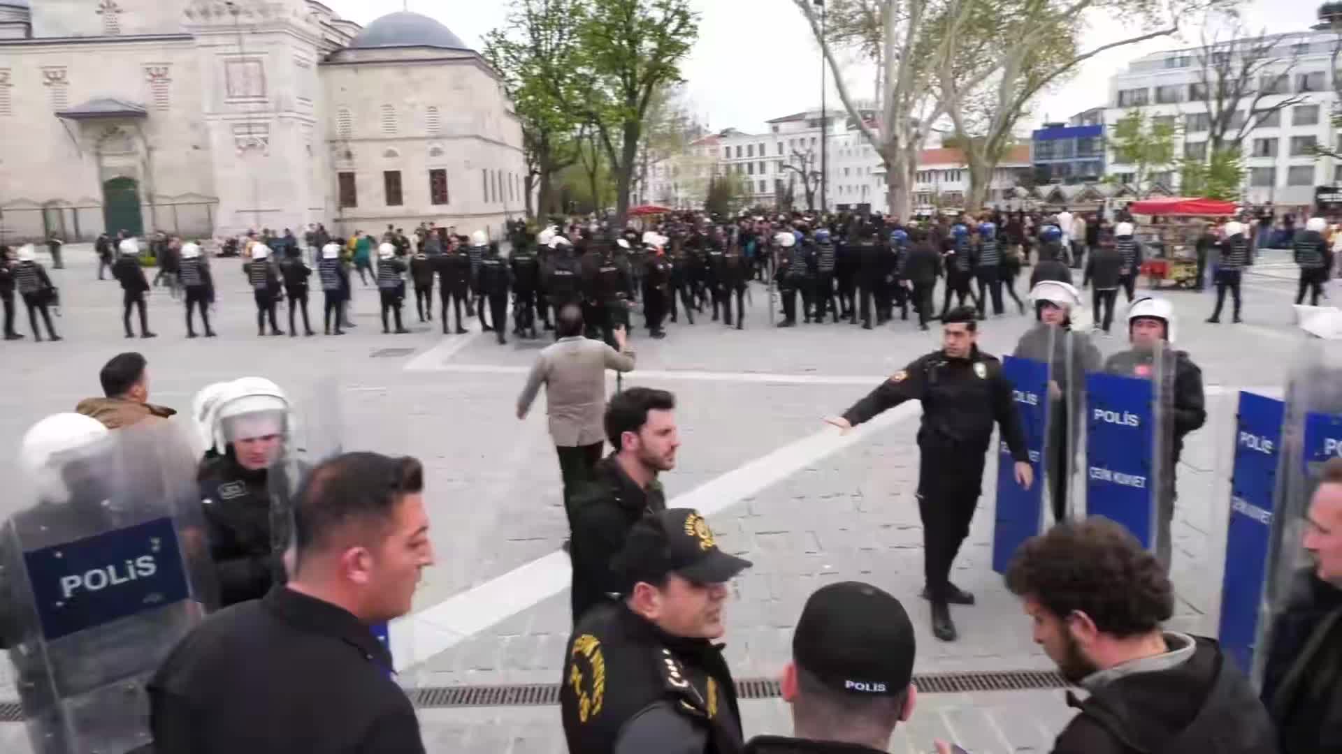 Öğrencilerin Saraçhane yürüyüşüne polis engeli