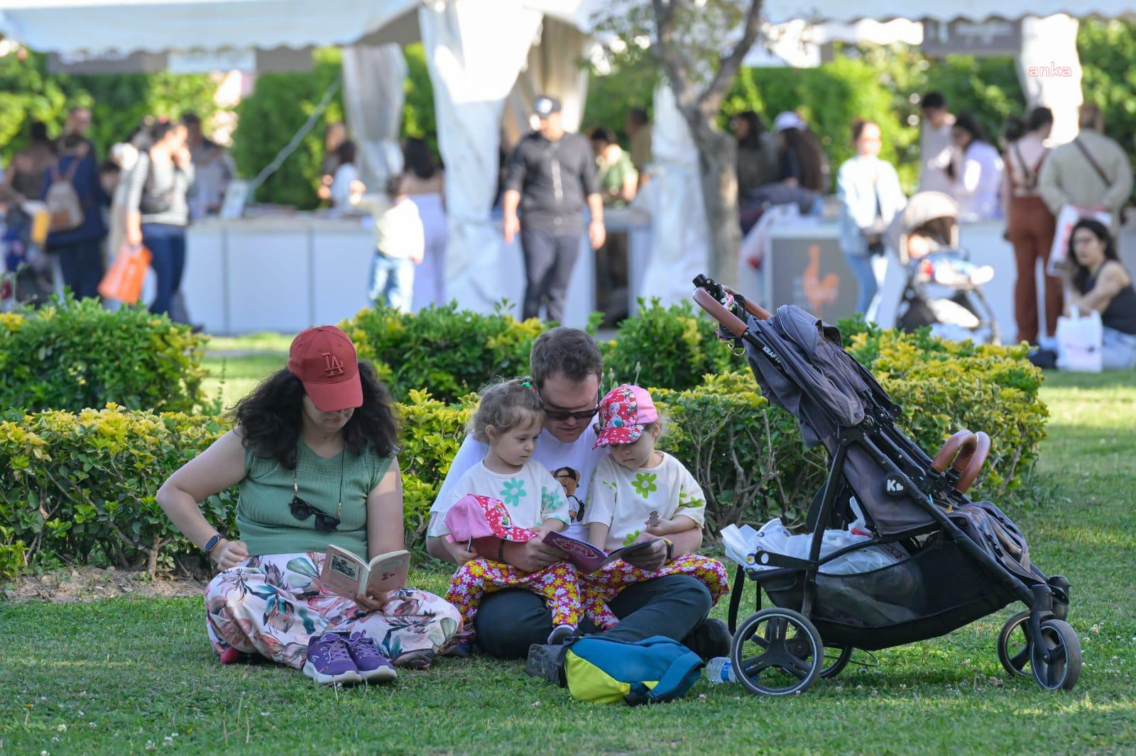 İzmirliler İzmir Kitap Fuarı’na akın etti