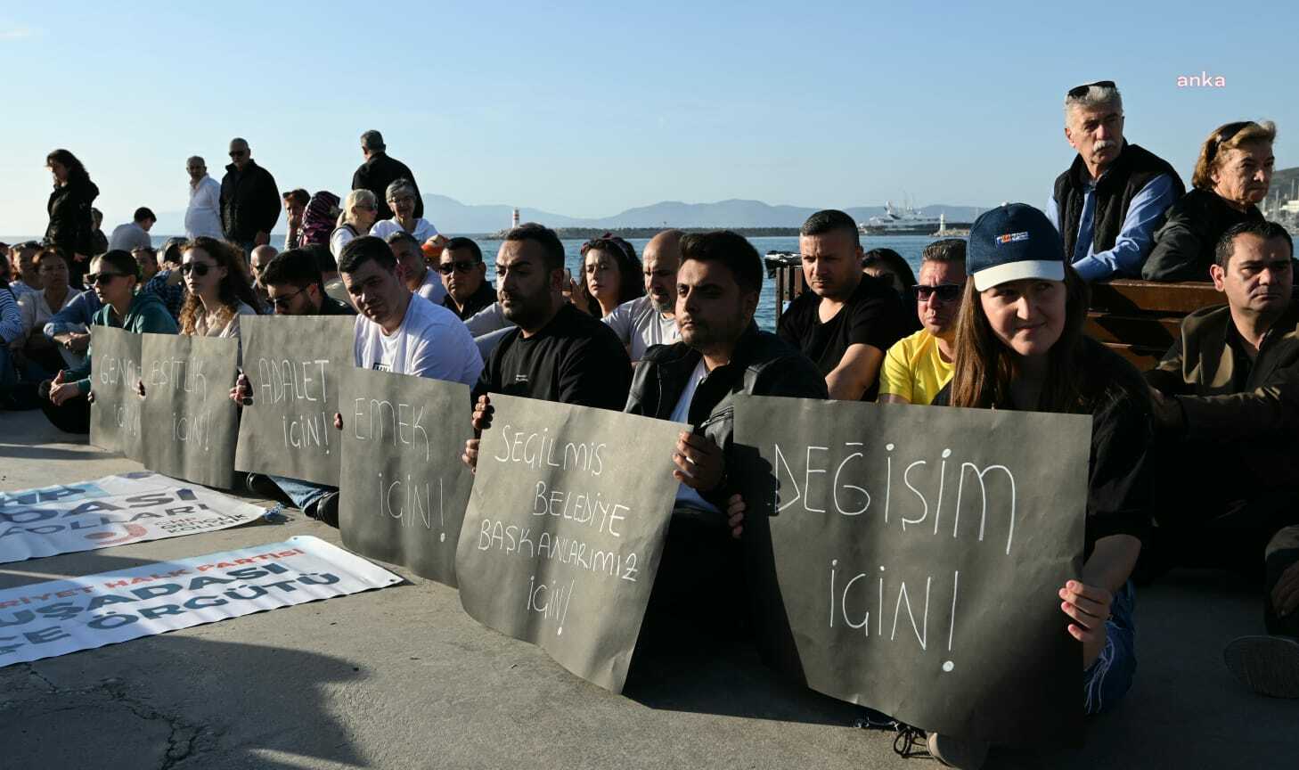 Kuşadası'nda Ekrem İmamoğlu'na destek olmak için "Sessiz Çığlık" eylemi düzenlendi