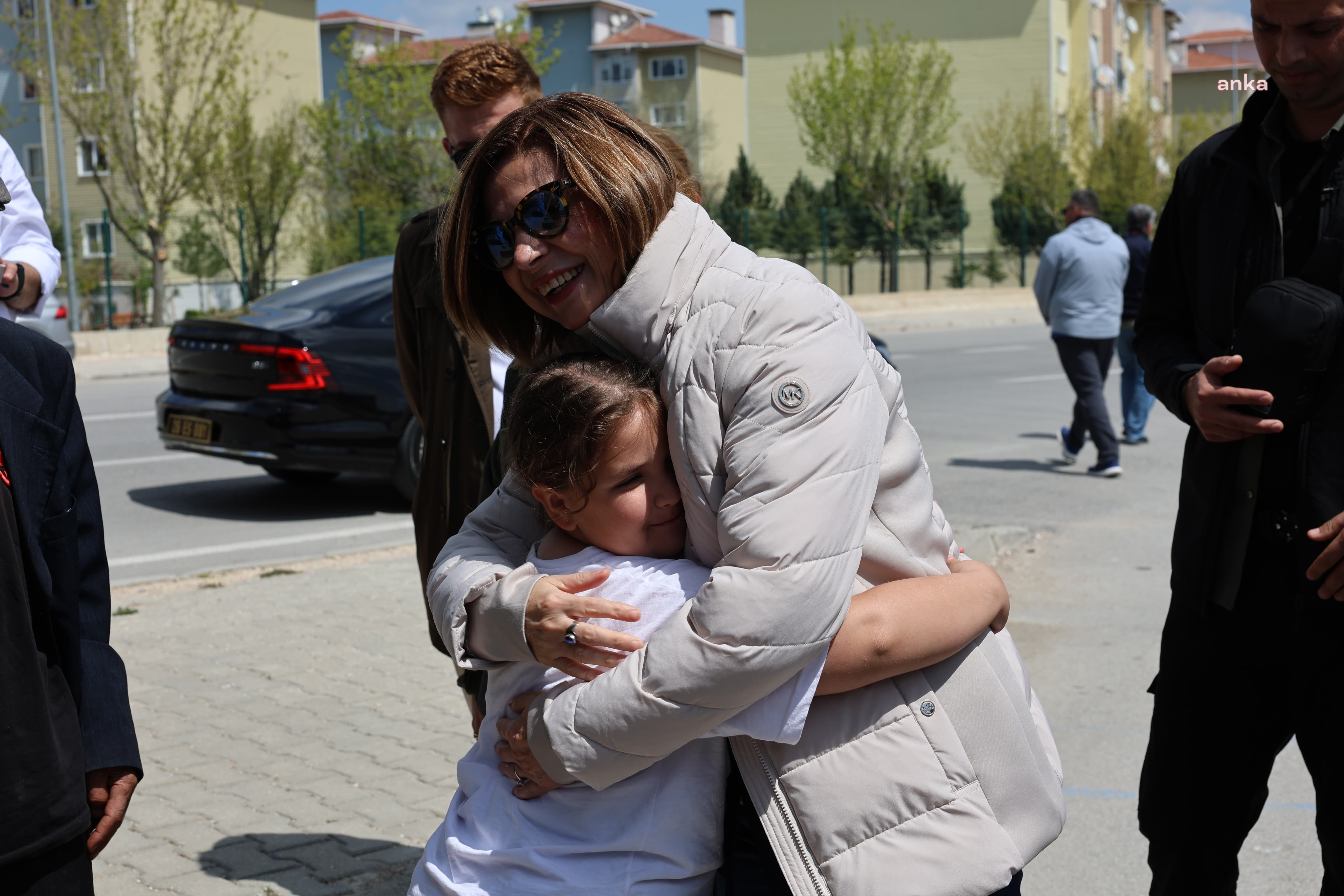 Ayşe Ünlüce semt pazarında yurttaşlarla buluştu: Bu zorlu günler geçecek, her şey çok güzel olacak