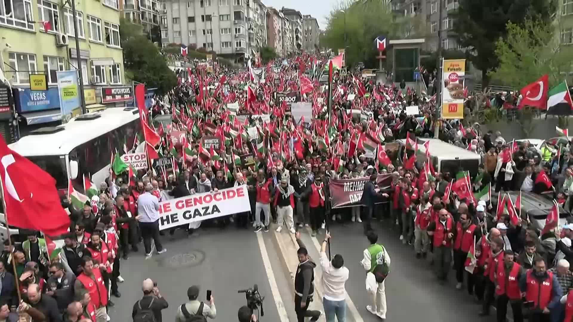 Filistin'e destek için Üsküdar'da destek mitingi düzenlendi: "Bu meydanları doldurmaya, Filistinli kardeşlerimizin yanında olmaya devam edeceğiz"