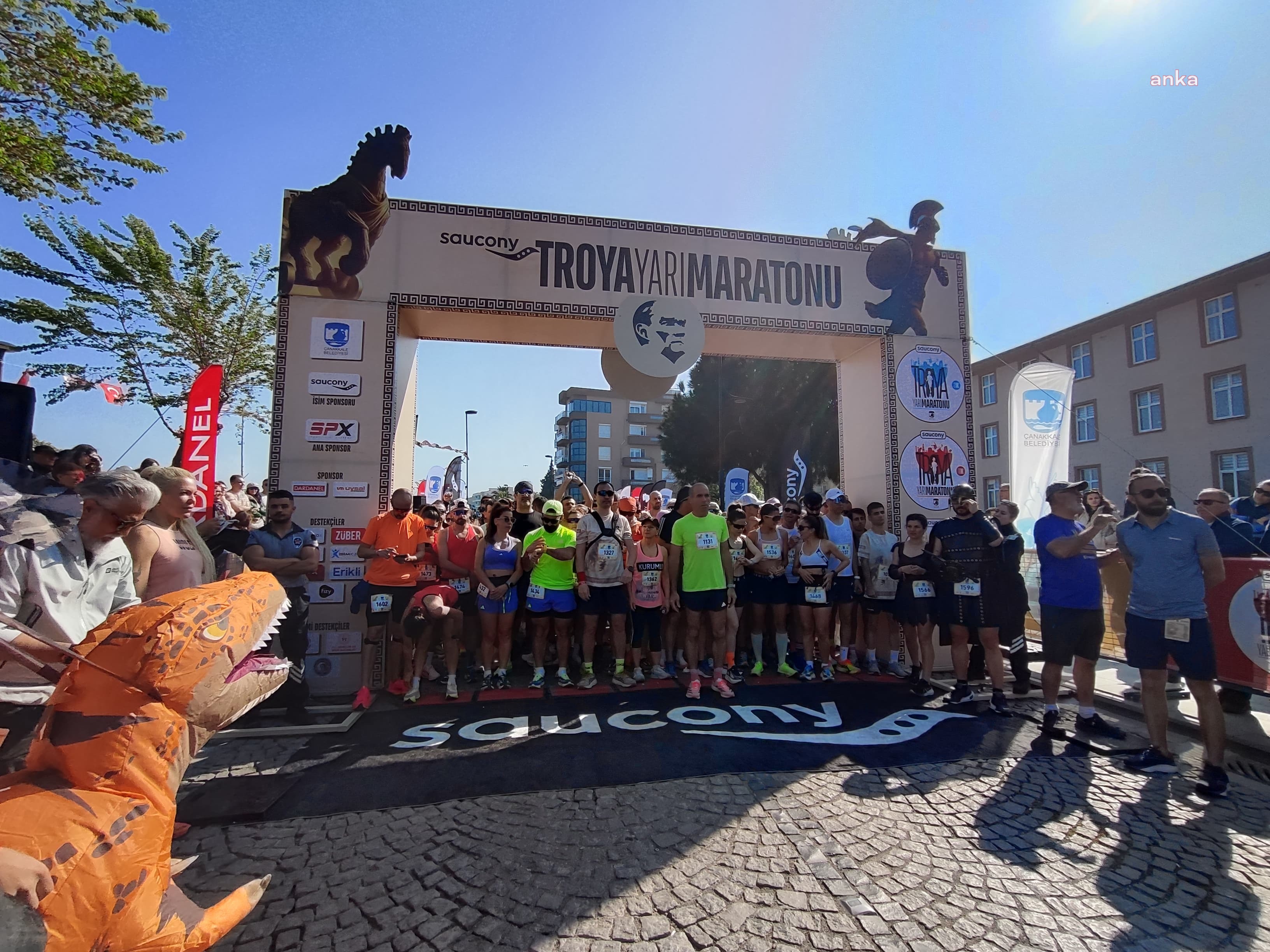 Çanakkale Belediyesi'nin düzenlediği Saucony Troya Yarı Maratonu, renkli görüntülere sahne oldu