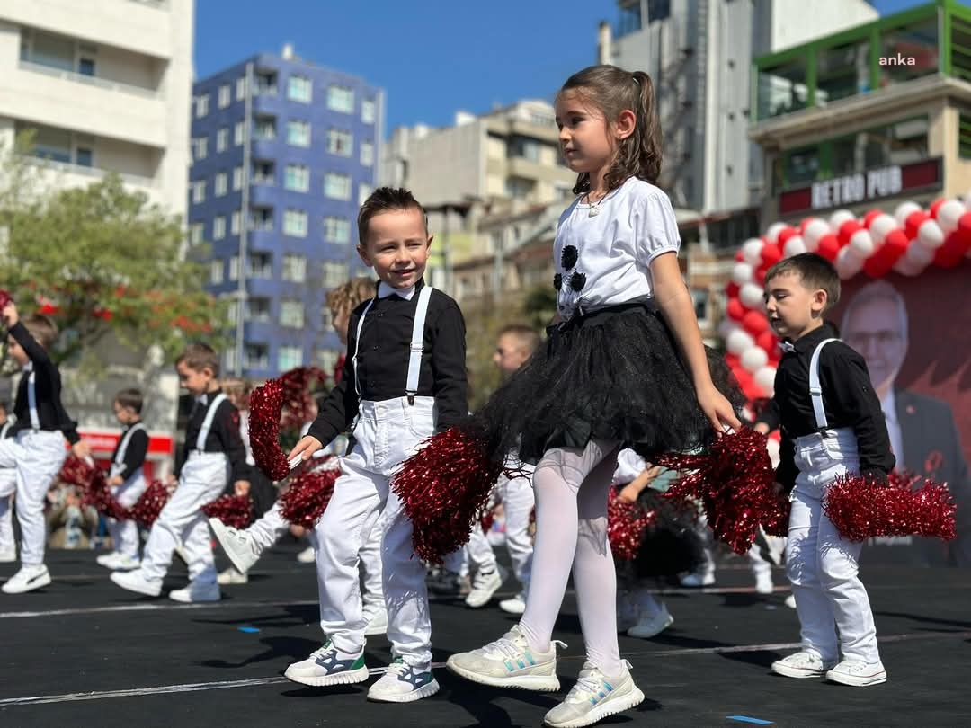 Bandırma Belediyesi'nin düzenlediği 23 Nisan etkinlikleri renkli görüntülere sahne oldu