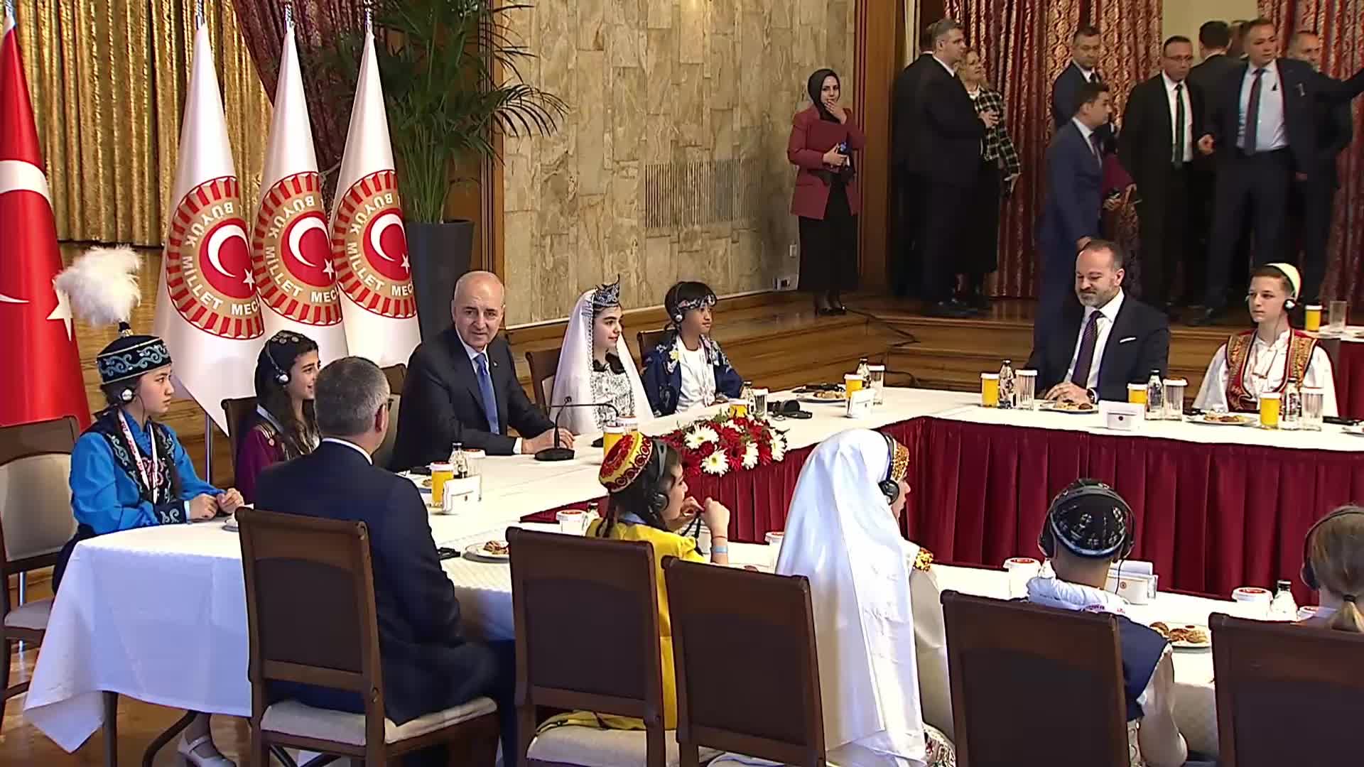 TBMM'de 23 Nisan kutlamaları başladı... TBMM Başkanı Kurtulmuş, farklı ülkelerden gelen çocukları kabul etti