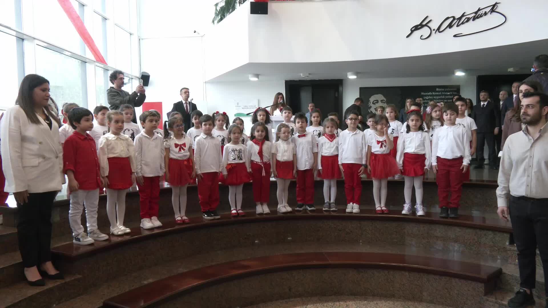Çankaya Belediye Başkanı Güner, 23 Nisan dolayısıyla düzenlenen "Küçük Kalpler Büyük Renkler" sergisinin açılışını yaptı