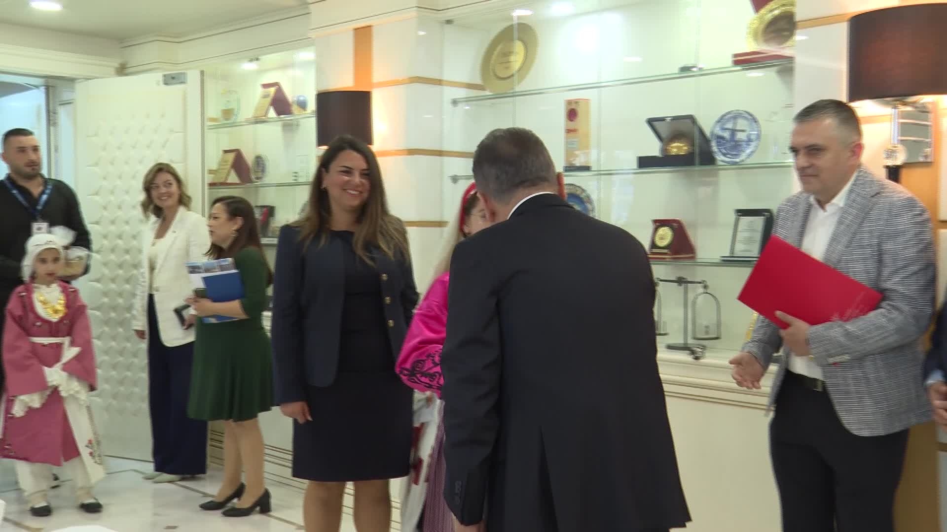 Dünya çocukları, Antalya Büyükşehir Belediye Başkanı Böcek’i ziyaret etti