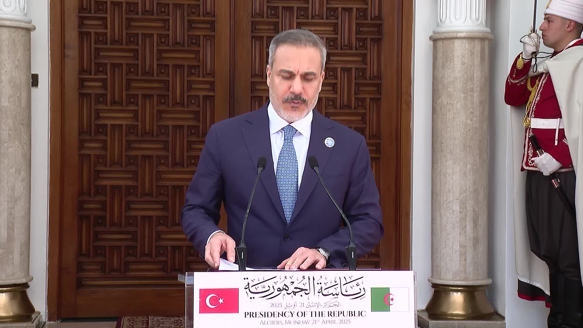 Hakan Fidan, Cezayir Cumhurbaşkanı Tebbun ile görüştü: "Toplam ticaret hacmimizi en kısa süre içinde 10 milyar dolara çıkarılabileceğimize inanıyoruz"