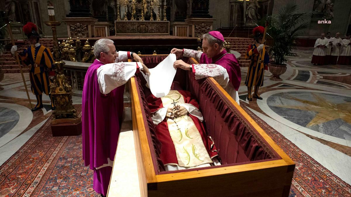 Kardinaller, Papa Francis’in cenaze töreninin 26 Nisan’da yapılmasını kararlaştırdı: Törene, Trump, Macron ve Zelenski de katılacak