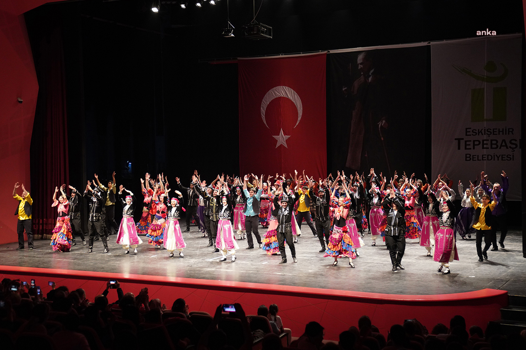 Tepebaşı'nda Halk Dansları Topluluğu'ndan 23 Nisan'a özel gösteri
