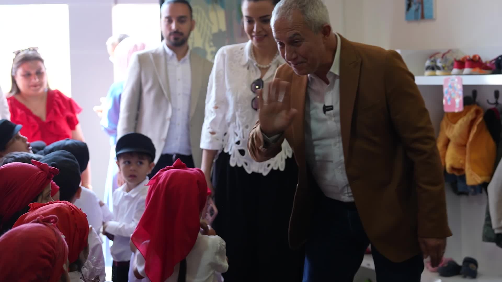 Alanya Belediye Başkanı Özçelik, çocukların 23 Nisan coşkusuna ortak oldu