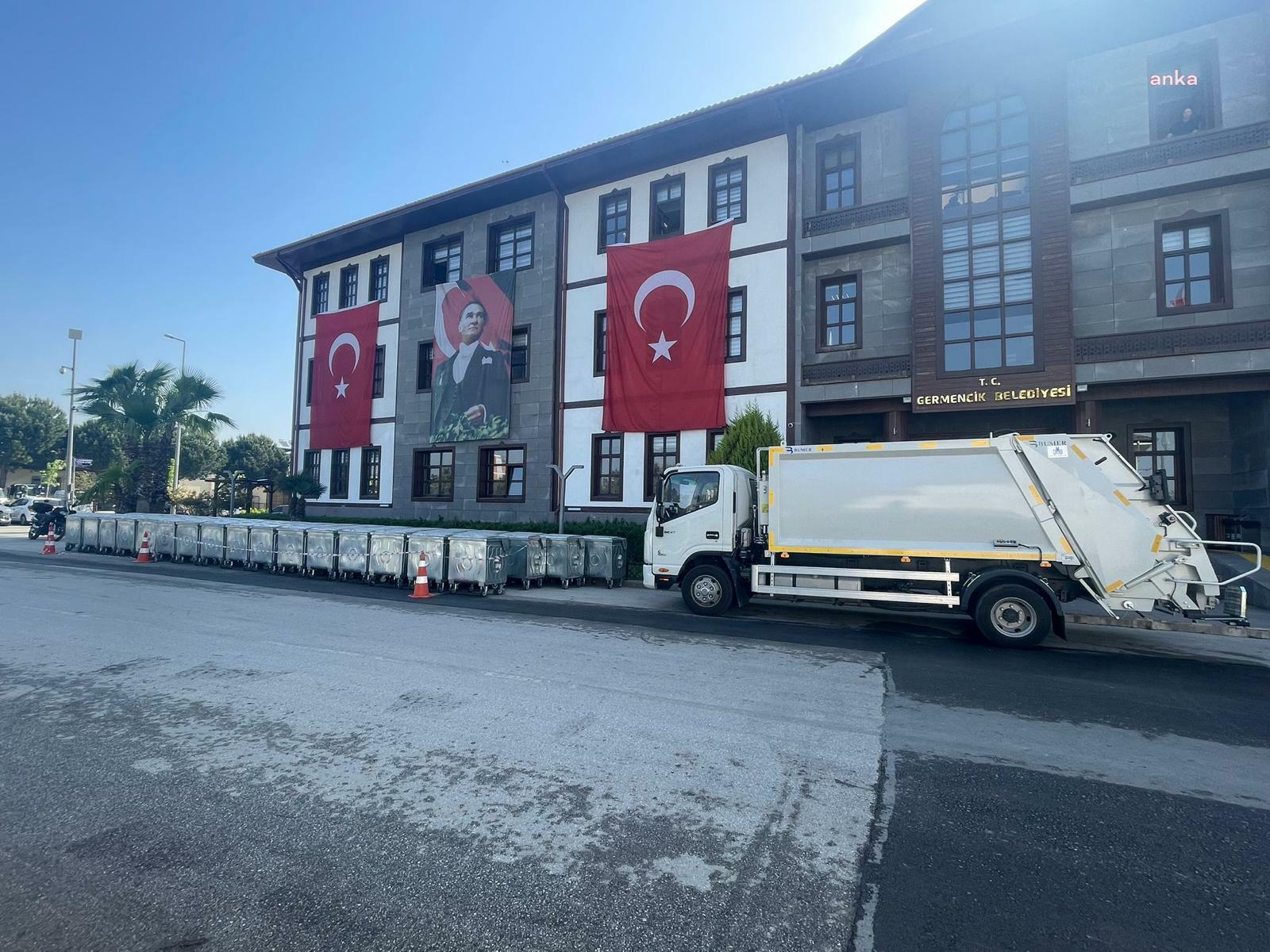 Germencik Belediyesi, yeni çöp kamyonu ve konteynerleri belediye önünde sergiledi