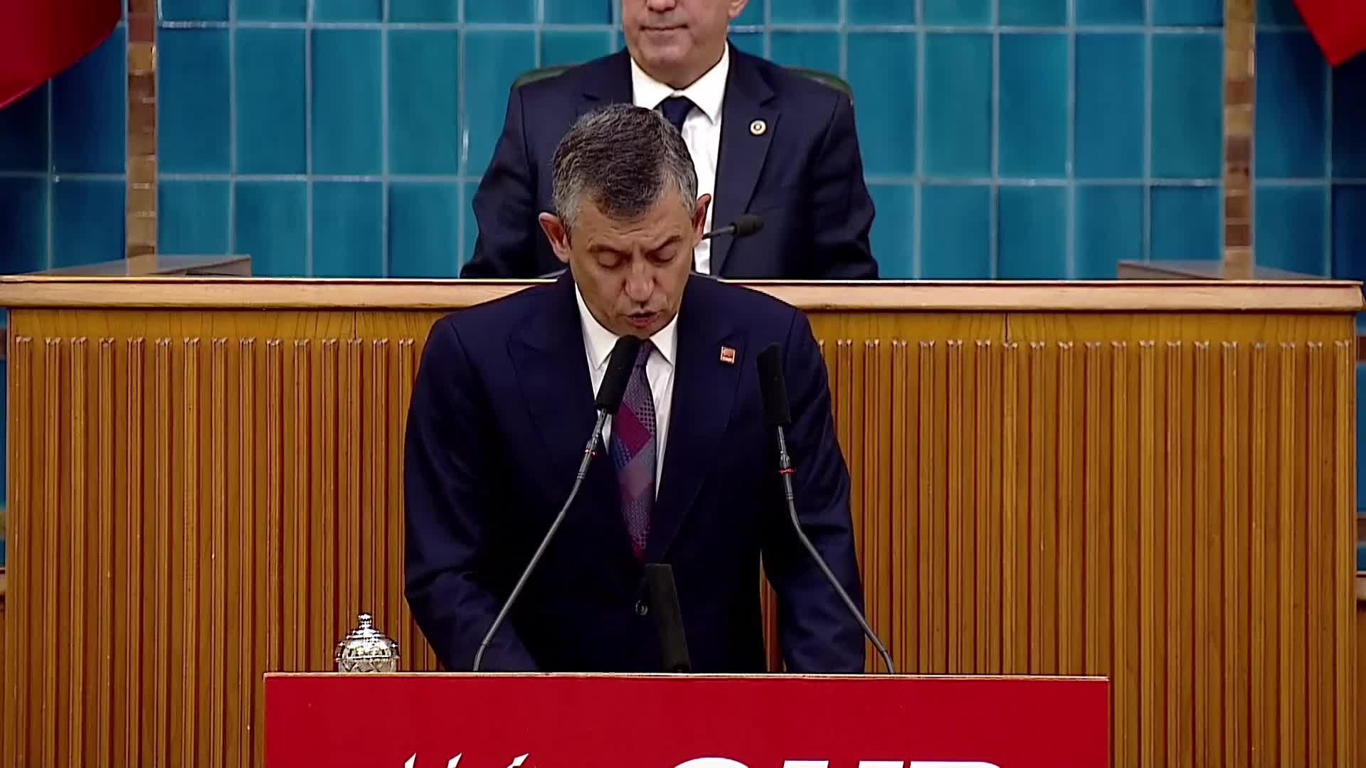 CHP grup toplantısı... Özgür Özel'den Cumhurbaşkanı Erdoğan'a: "Aileni karıştırmaya çalışanları uzaklarda arama"
