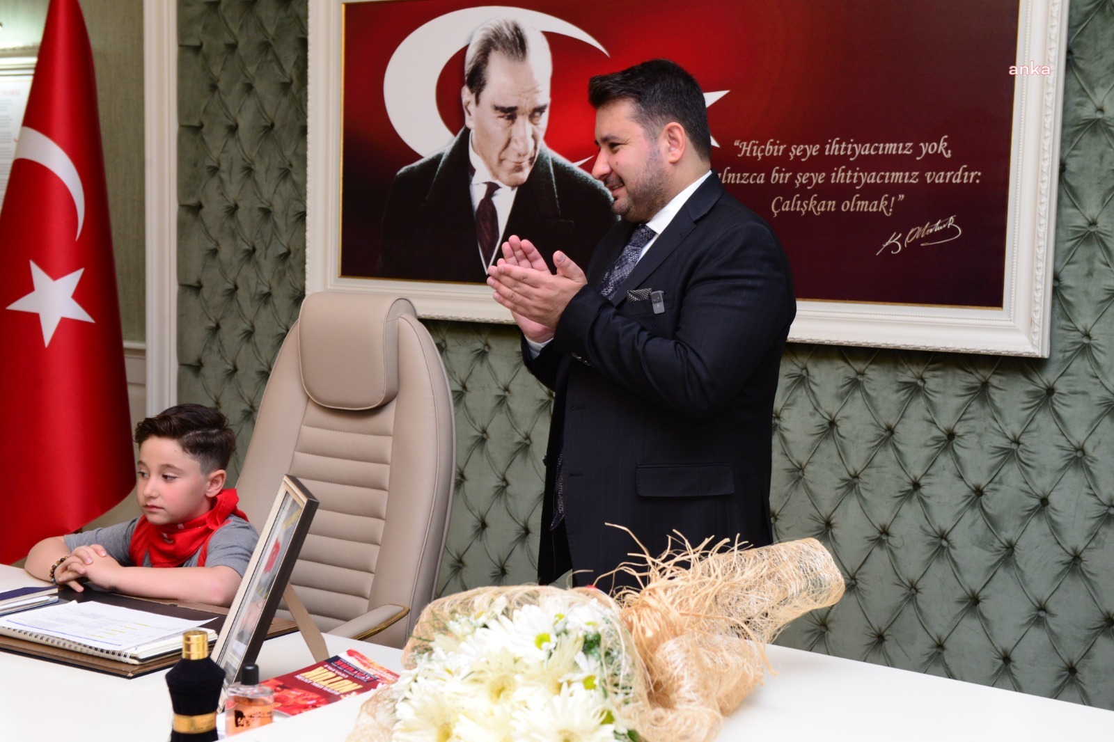 Kahramankazan Belediye Başkanı Çırpanoğlu, 23 Nisan dolayısıyla koltuğunu ilkokul öğrencisine devretti