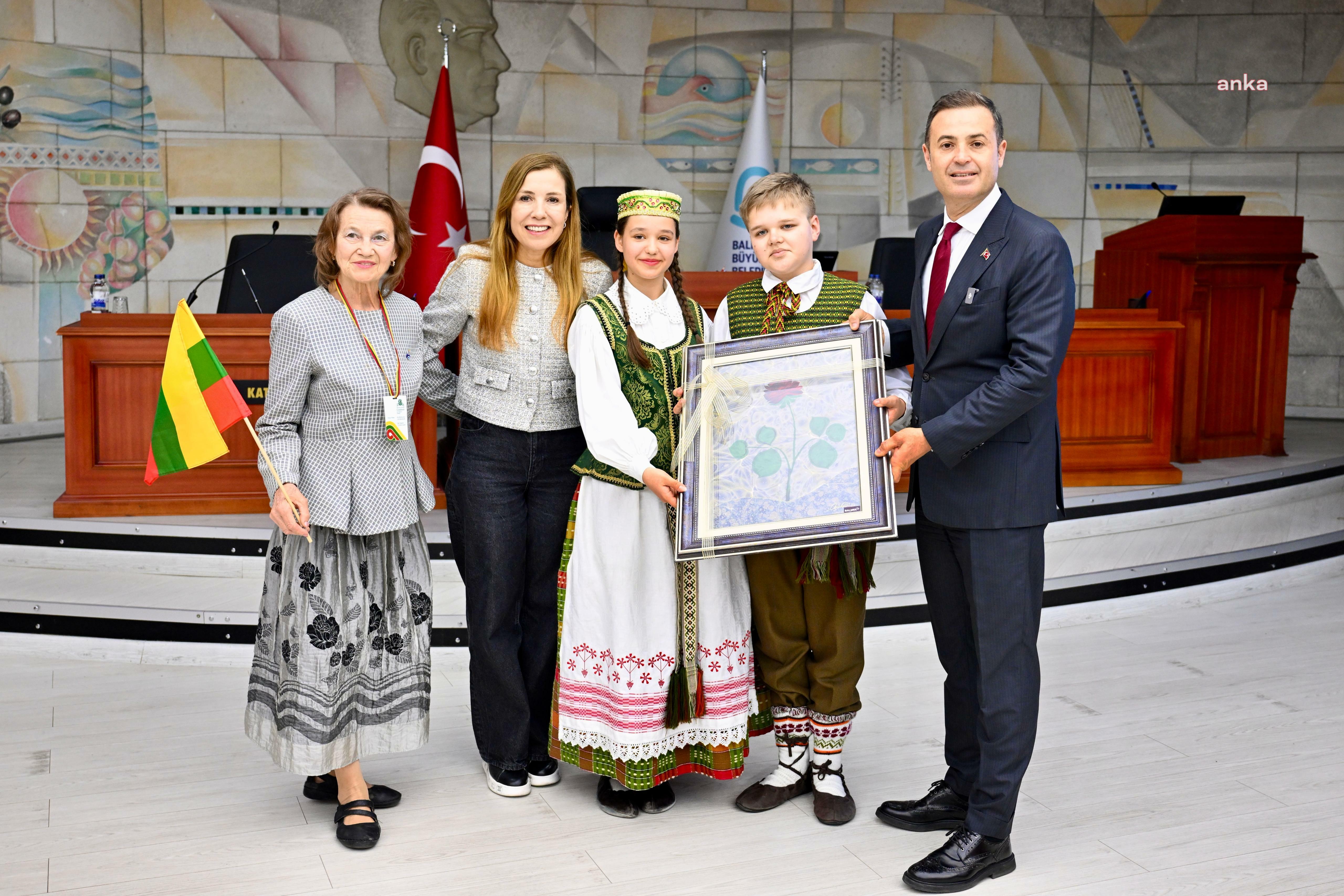 Balıkesir Büyükşehir Belediye Başkanı Akın, dünya çocuklarını ağırladı