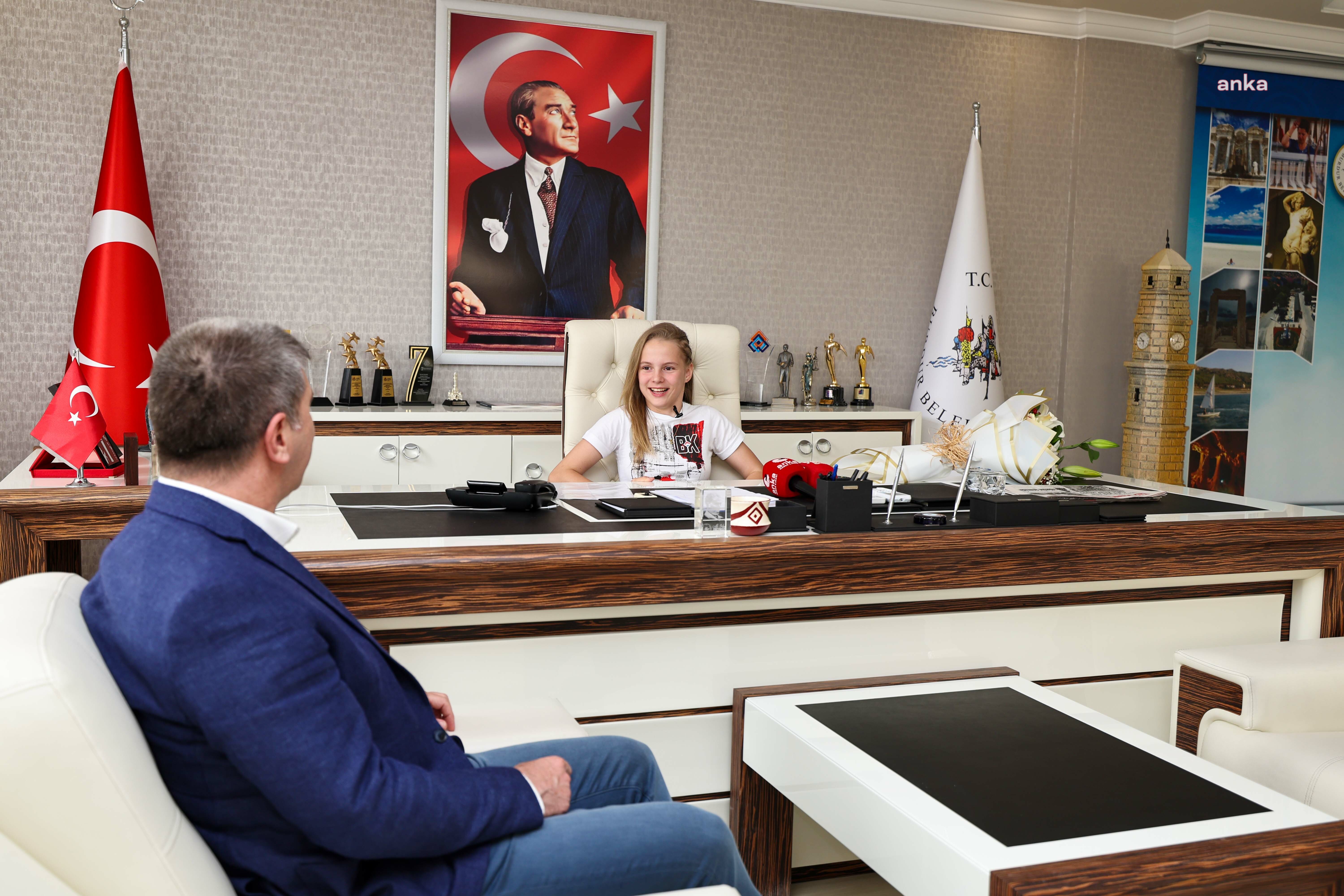 Burdur Belediye Başkanı Ercengiz, makamını 6'ncı sınıf öğrencisi Safiye'ye devretti