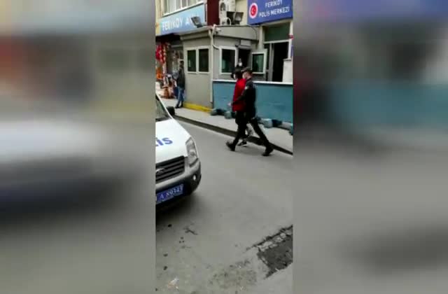 İSTANBUL ŞİŞLİ'DE POLİSİN ŞÜPHELENDİĞİ SURİYELİ UYUŞTURUCU SATICISI ÇIKTI