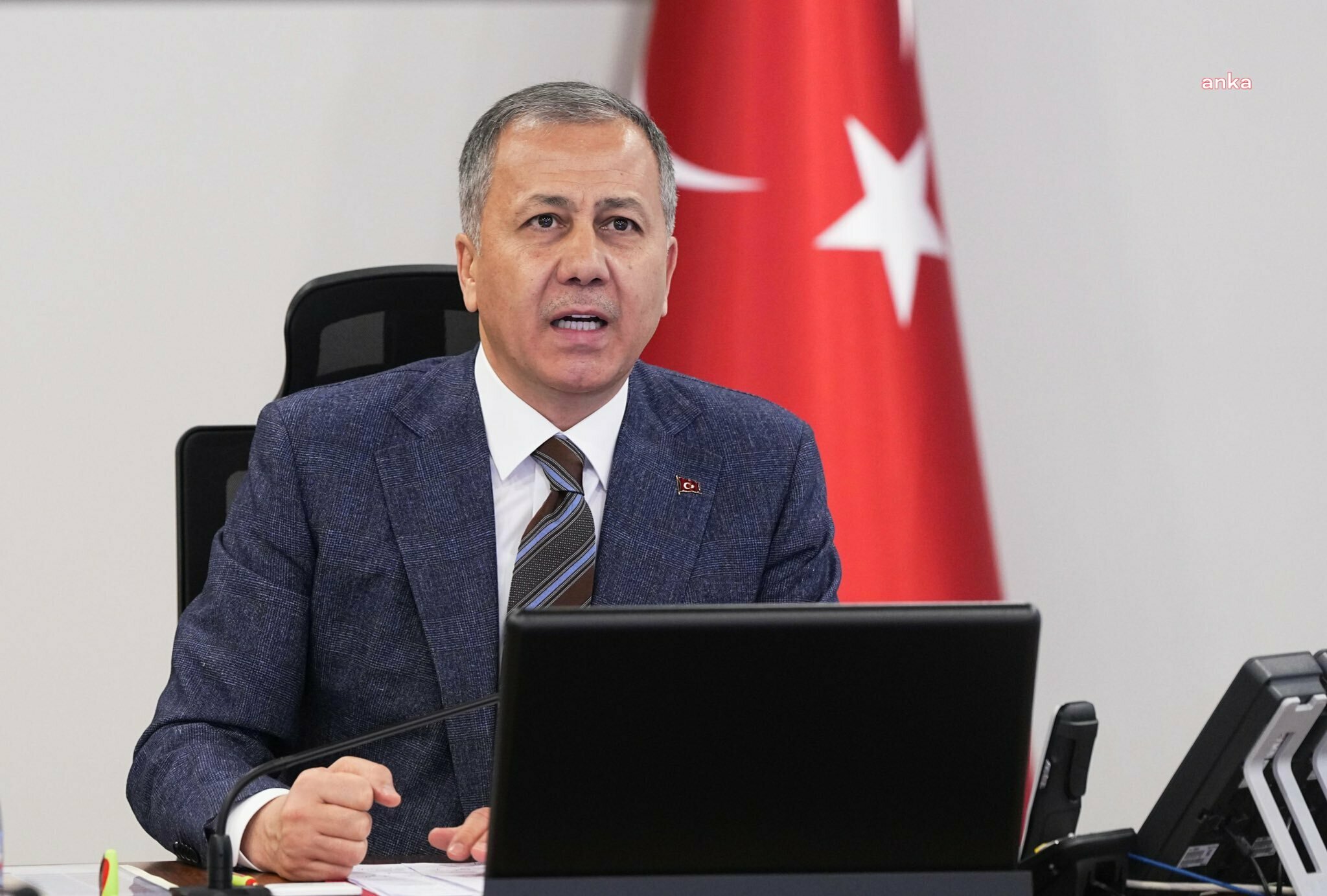 Ali Yerlikaya: Van-Hakkari Karayolu’nda meydana gelen elim trafik kazasında maalesef 7 vatandaşımız hayatını kaybetti