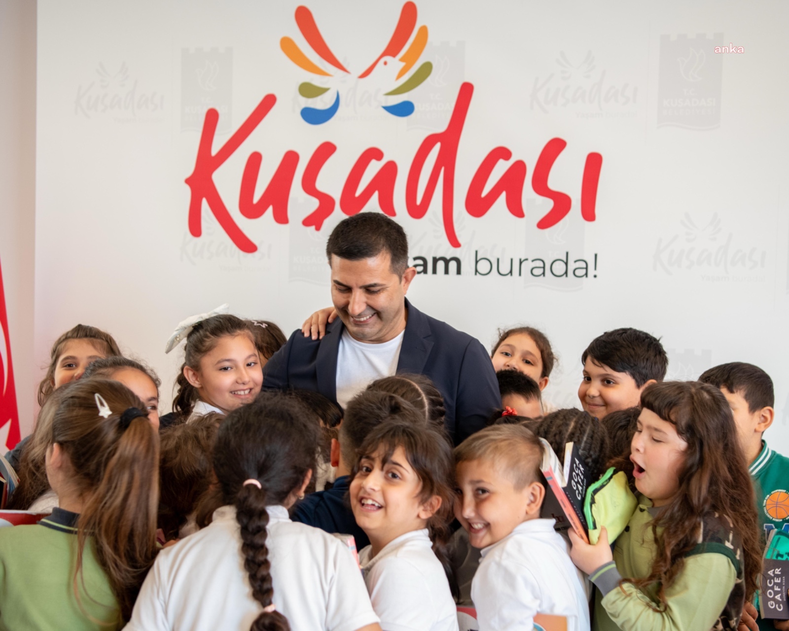 Kuşadası Belediye Başkanı Günel,  makamında ilkokul öğrencilerini ağırladı