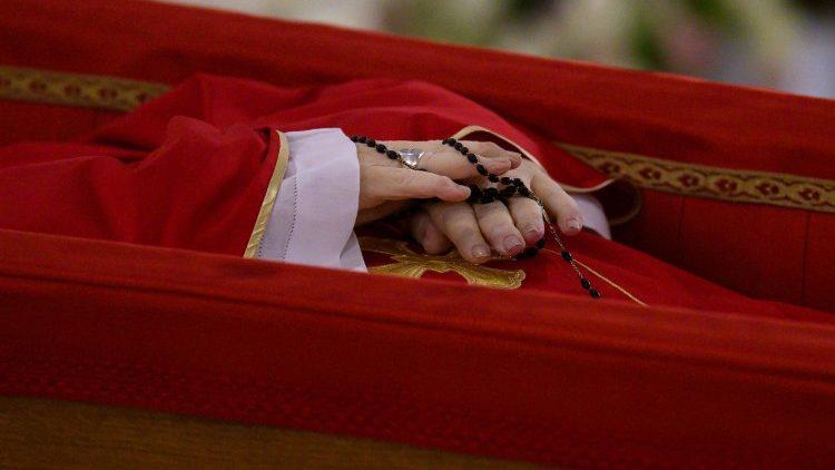Papa’nın naaşı, bugün Aziz Petrus Bazikilikası'na taşınarak halkın ziyaretine açılacak
