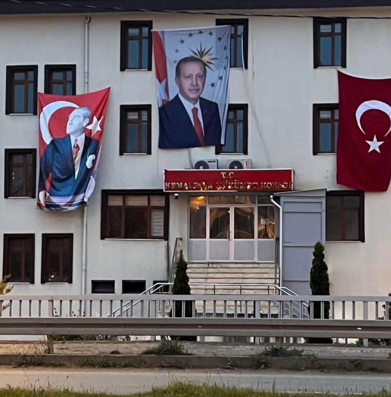 CHP Kemalpaşa İlçe Başkanı Gümüşkaya'dan, Kaymakamlık binasına asılan posterlerin yerleştirilmesine tepki