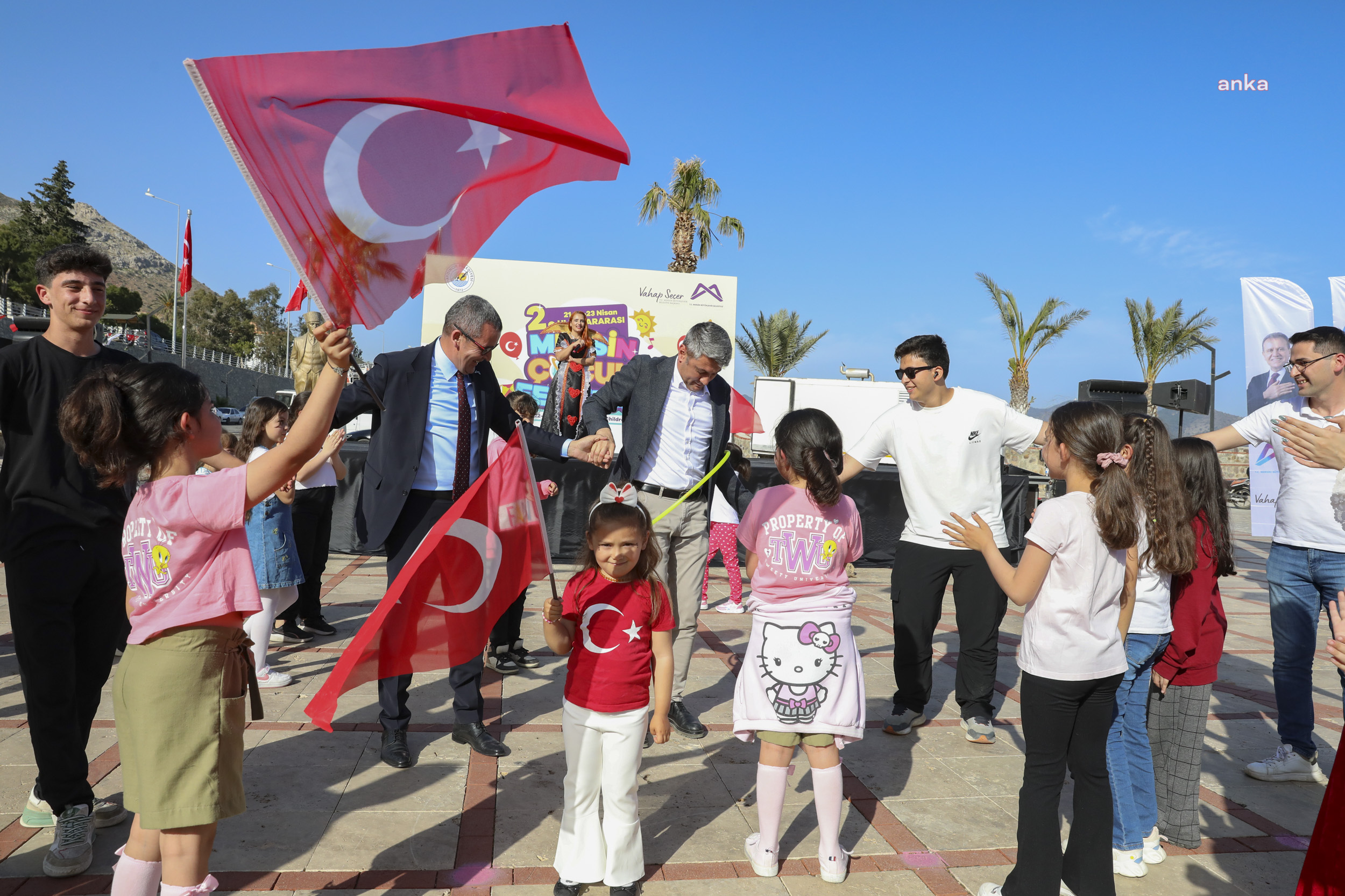 Dünya çocukları, 23 Nisan'da Mersin’de el ele dans etti