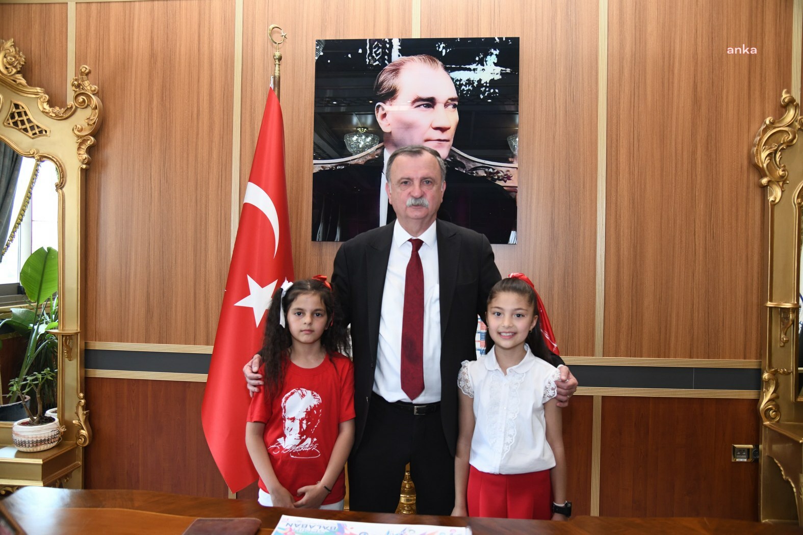 Yunusemre Belediye Başkanı Balaban, 23 Nisan'da koltuğunu öğrencilere devretti