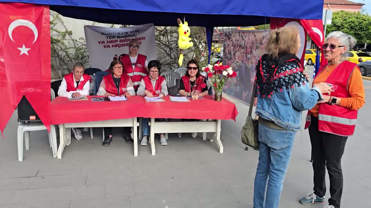 CHP Nazilli İlçe Başkanlığı'ndan çocuklara Türk bayrağı ve pamuk şeker ikramı