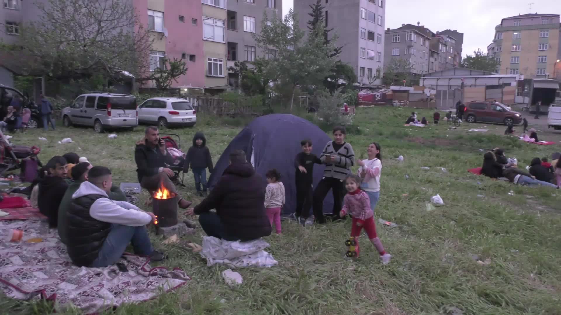 Hatay’da evi yıkılıp İstanbul’a taşınan yurttaş: Hatay’da bir ay çadırda kaldık. Buraya geldik, gene mağdur kaldık. Bize yardım etmeleri lazım