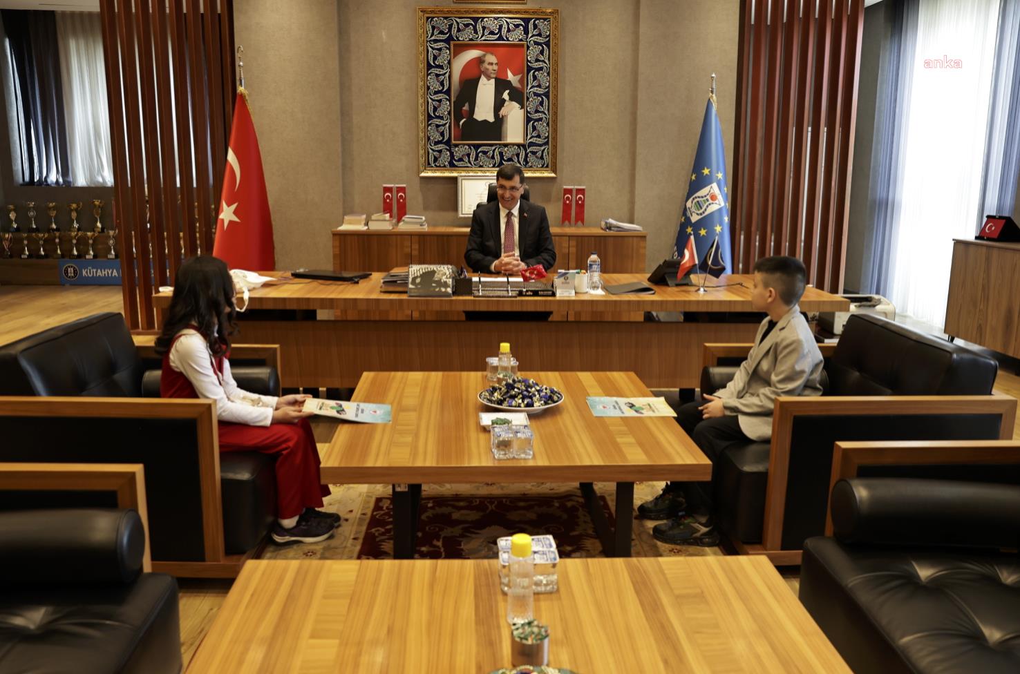 Kütahya’da 23 Nisan coşkuyla kutlandı… Belediye Başkanı Kahveci, makamını çocuklara devretti