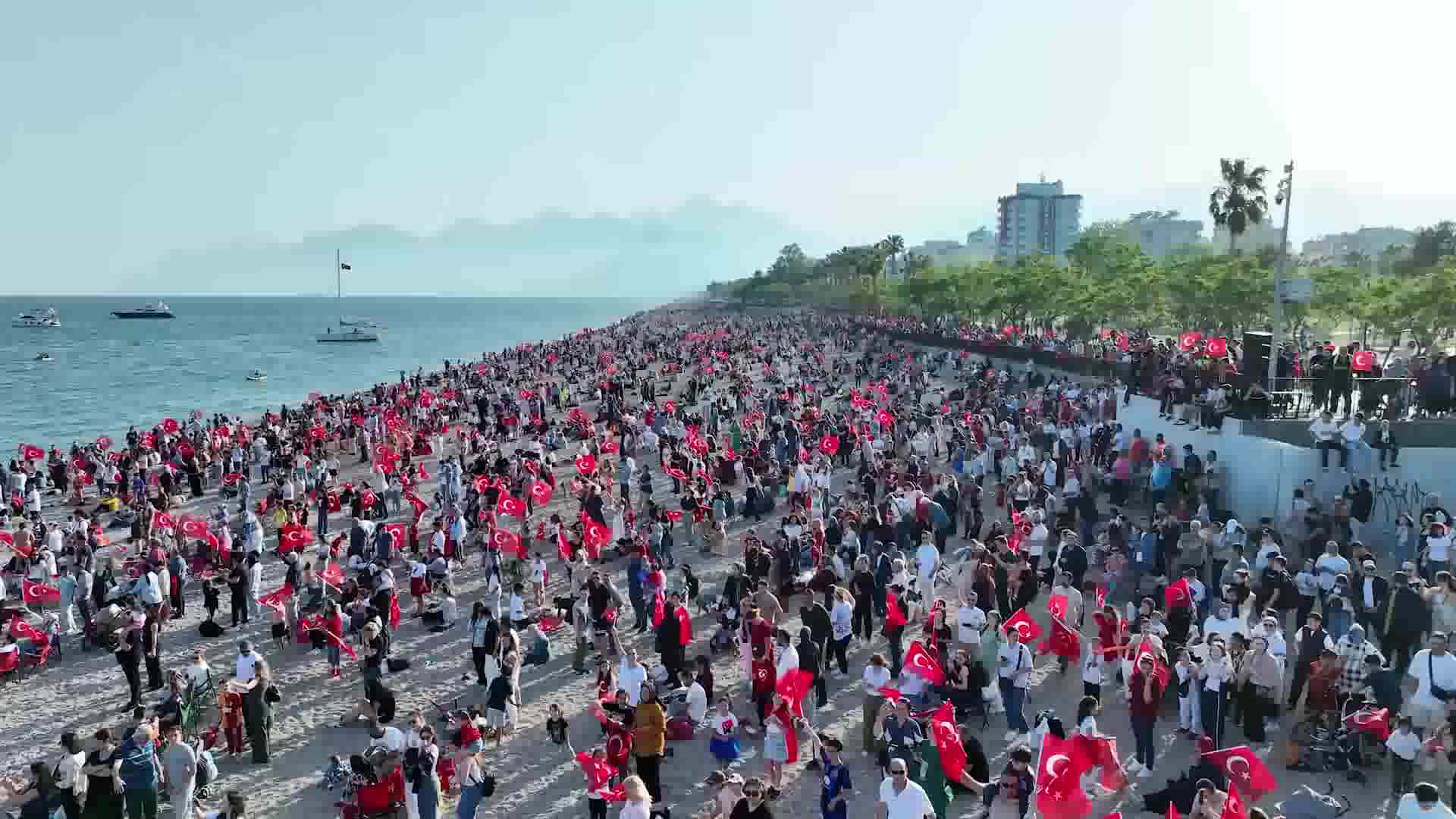 Türk Yıldızları’ndan Antalya semalarında 23 Nisan gösterisi