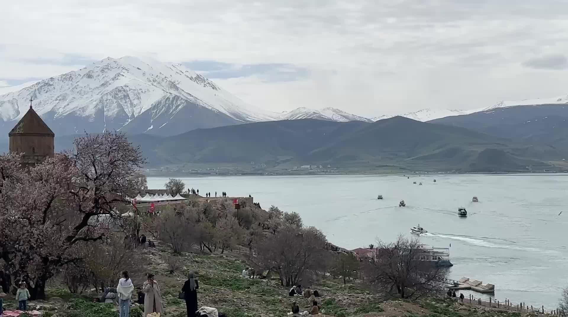 Akdamar Adası'na giriş ücretlerine yapılan zamma eleştiri... Turizm rehberi Beyaz: "Seyahatlerde ciddi azalma var"