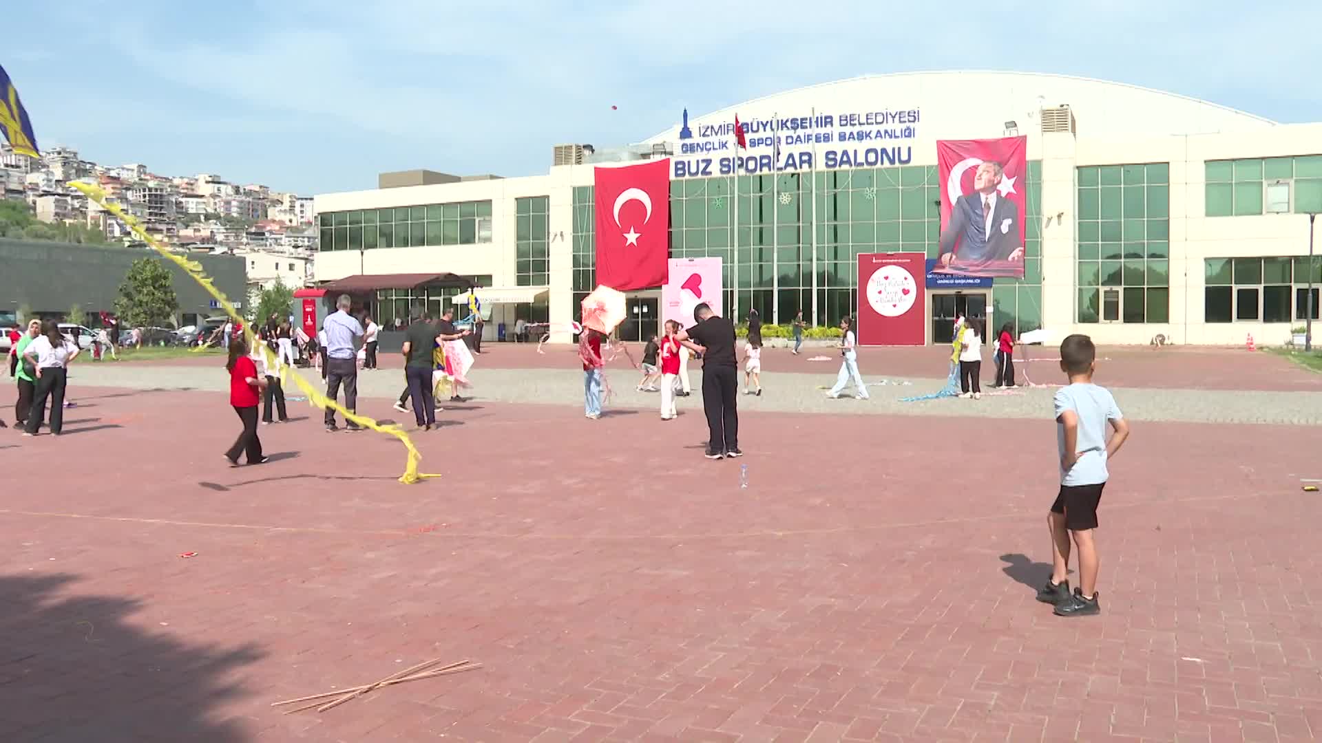 Bornova’da çocuklar, uçurtmalarla gökyüzünü renklendirdi