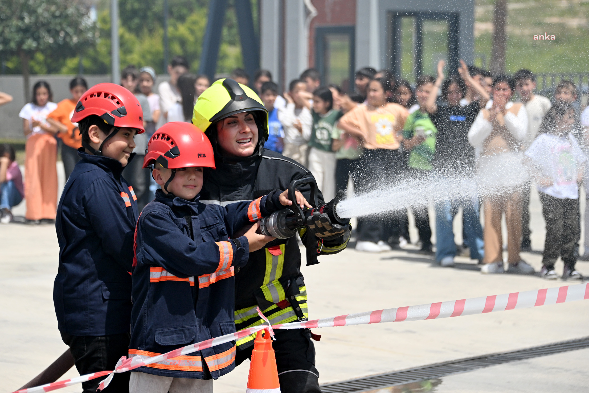 Mersin'de çocuklar, itfaiyecilik eğitimi aldı