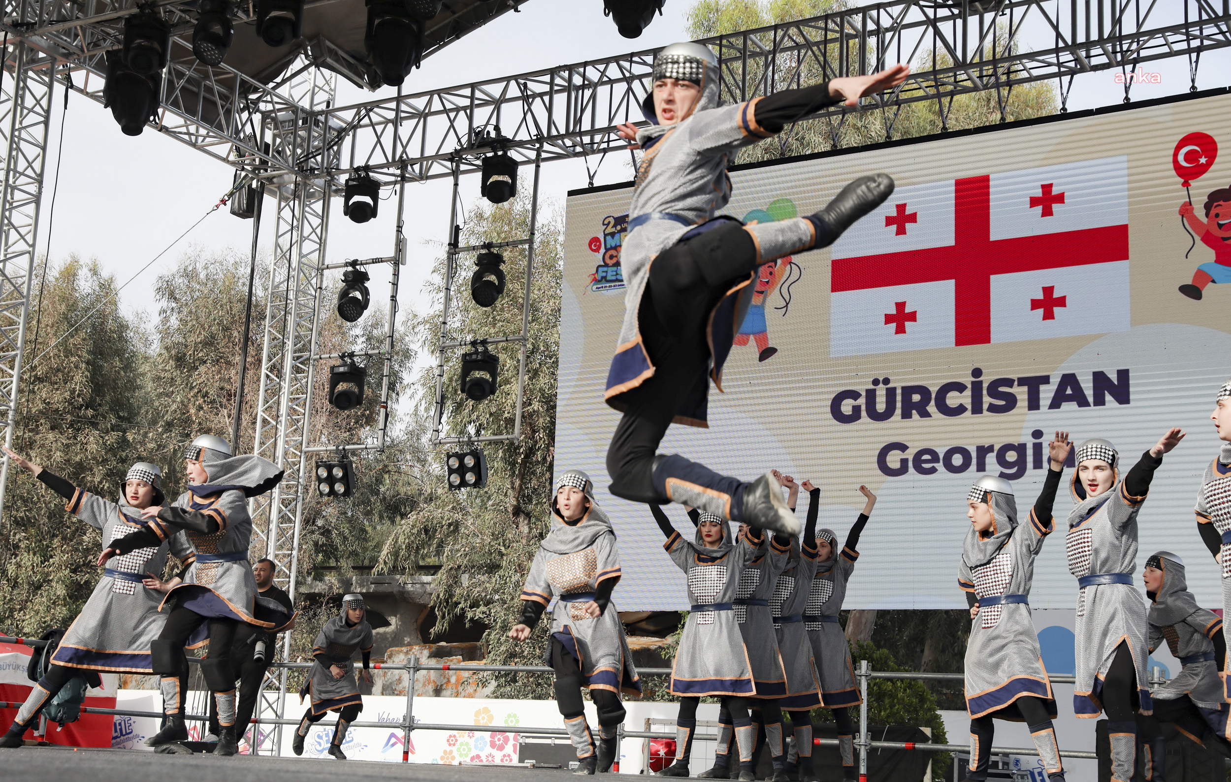 Mersin'de düzenlenen Uluslararası Çocuk Festivali, renkli görüntülere sahne oldu