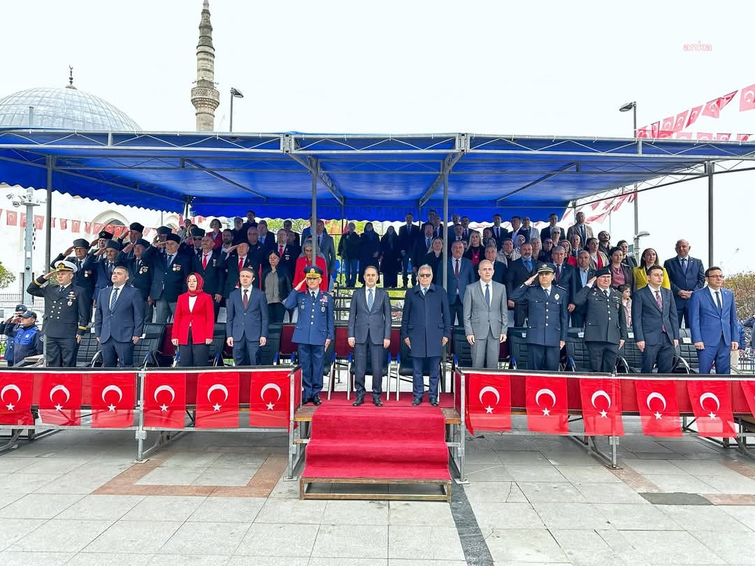 Bandırma’da 23 Nisan, Cumhuriyet Meydanı’nda kutlandı