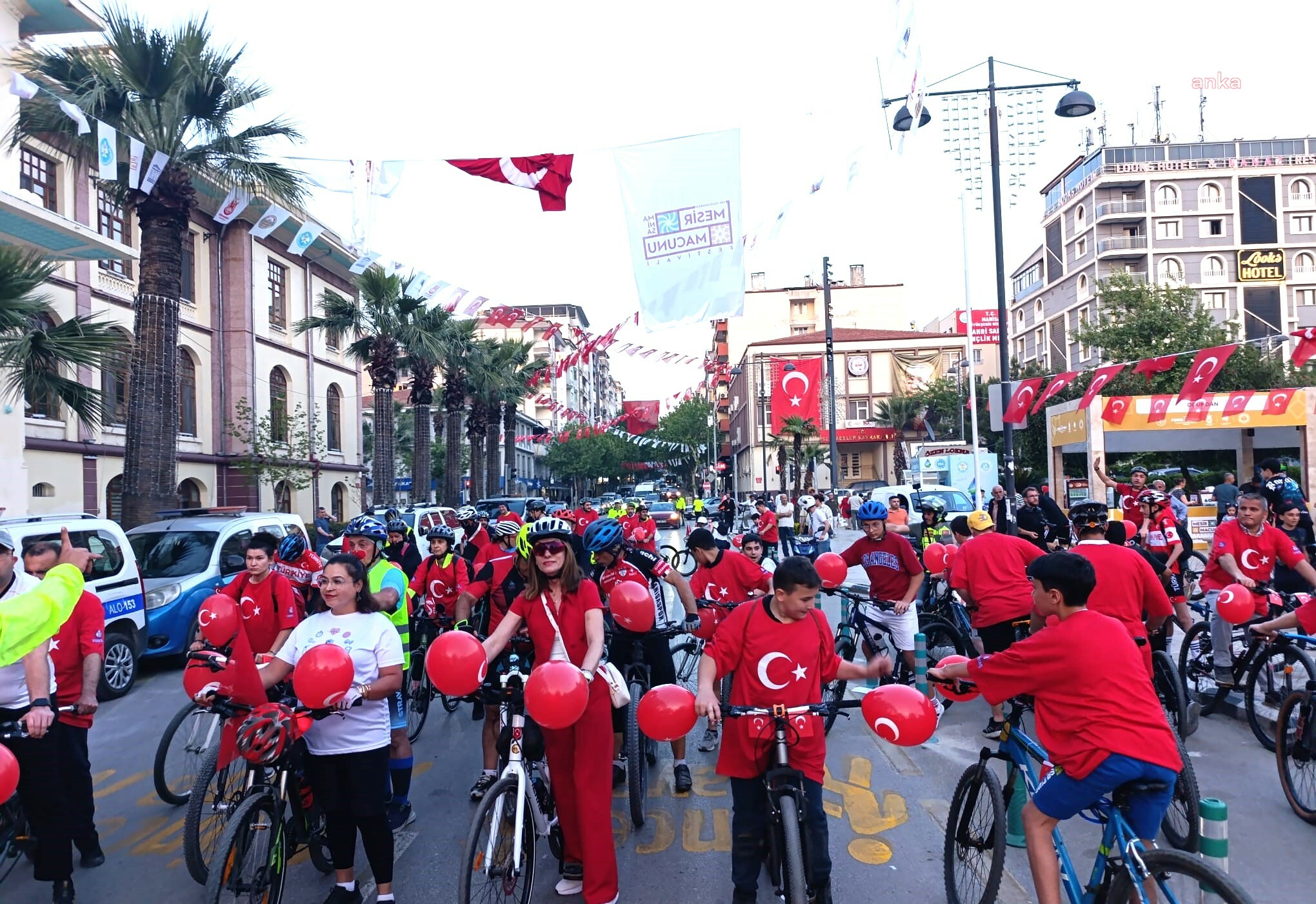 Yunusemre'de bisikletçiler, 23 Nisan’da pedal çevirdi