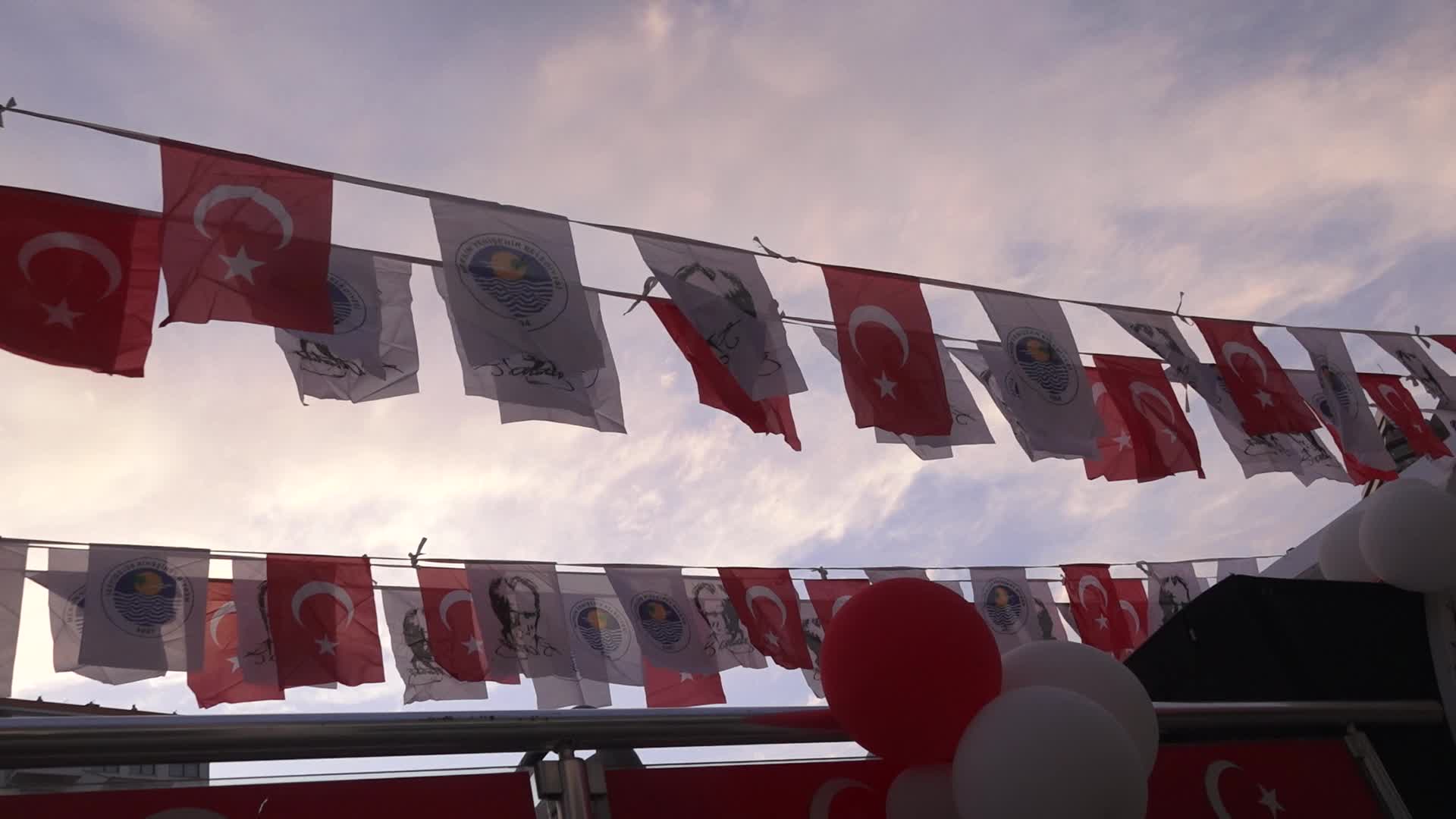 Yenişehir Belediyesi, araçlı kortejle 23 Nisan coşkusunu sokaklara taşıdı