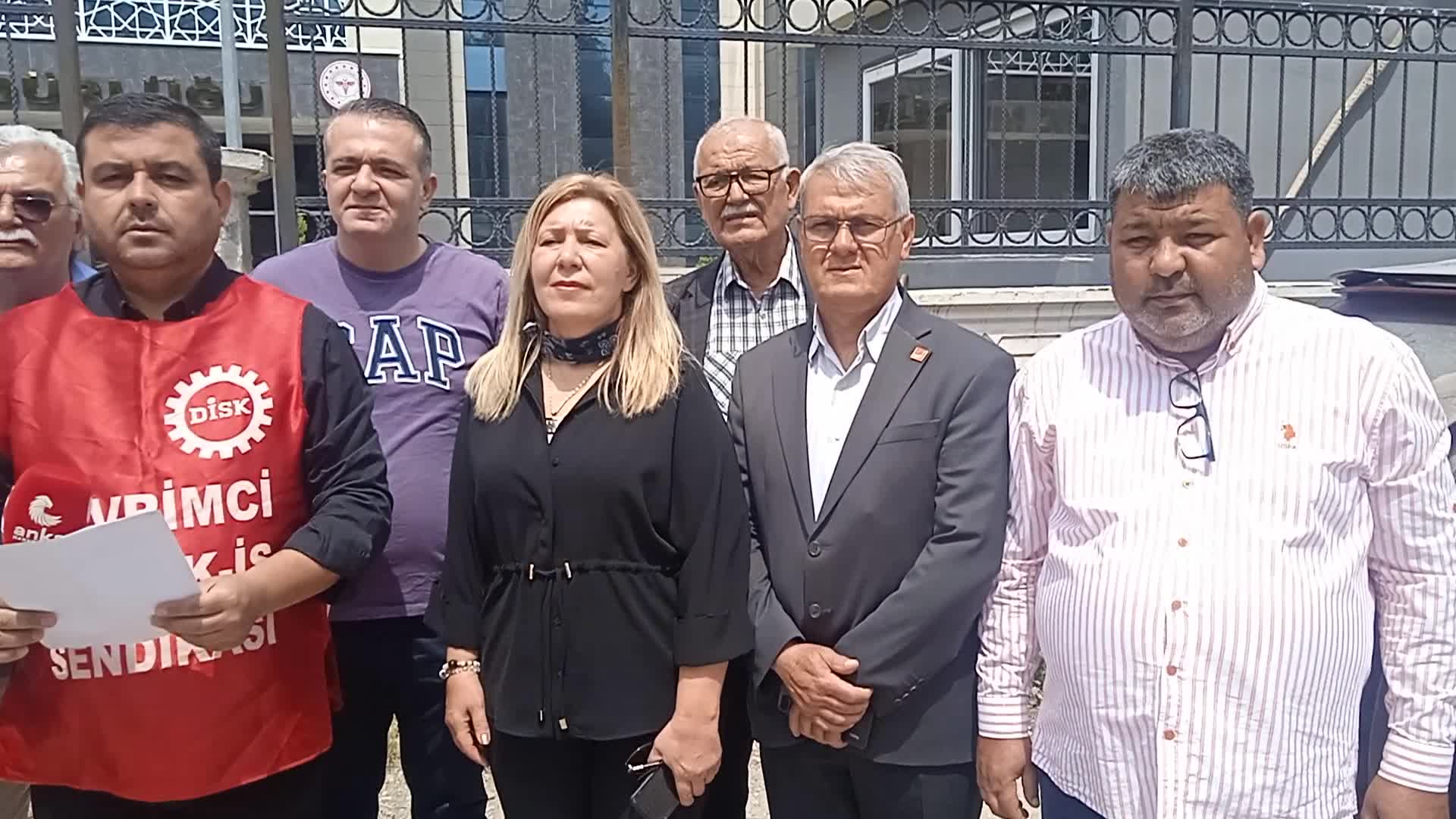 Dev Sağlık-İş üyeleri Osmaniye'de Kamu Çerçeve Protokolü'ne ilişkin basın açıklaması yaptı