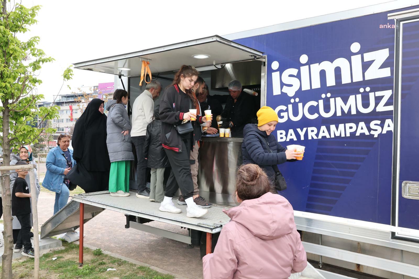 Bayrampaşa Belediyesi, depremin ardından toplanma alanlarında bekleyenlere çorba dağıttı